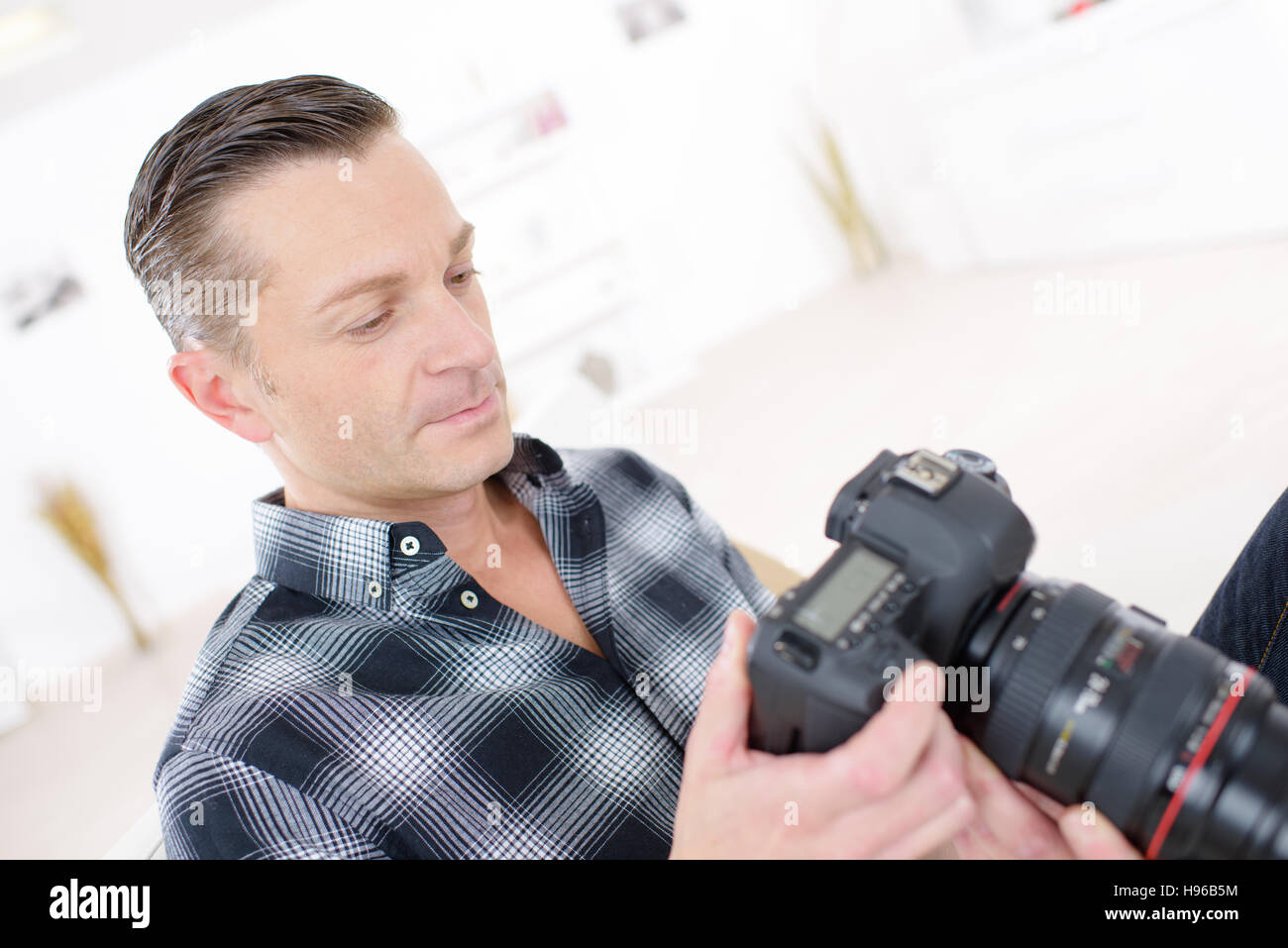 Ritratto di un fotografo di fiducia tenere la fotocamera Foto Stock