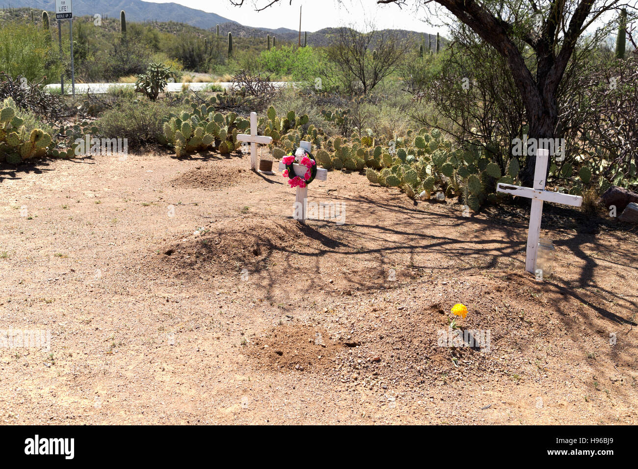 Uno di fossa comune siti di presunta di migranti che aveva attraversato la frontiera in deserto Sonoran in prossimità della Strada Statale Route 85, Arizona, Stati Uniti. Foto Stock