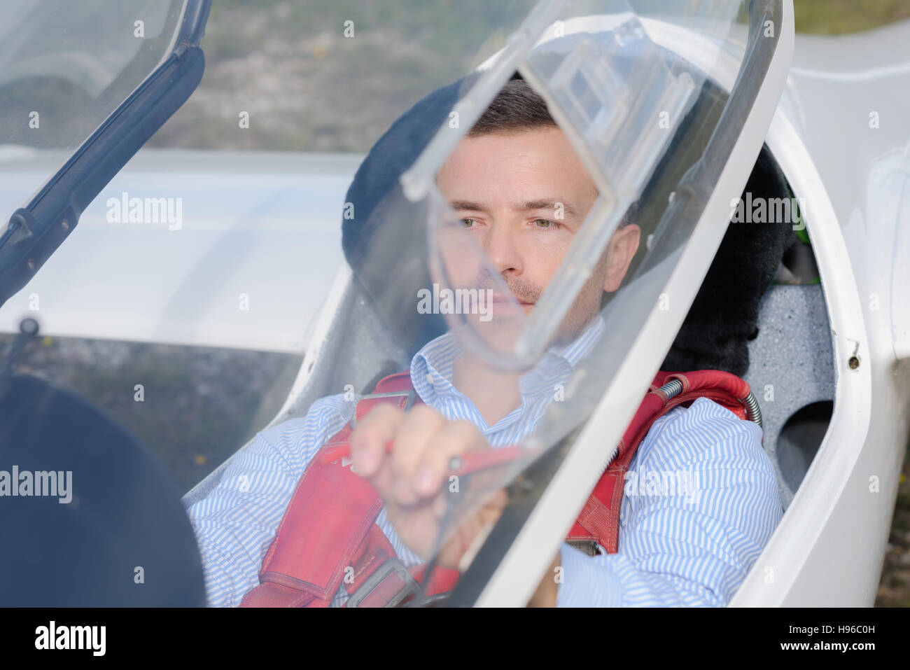 Pilota di parapendio sul terreno di controllo di preflight Foto Stock