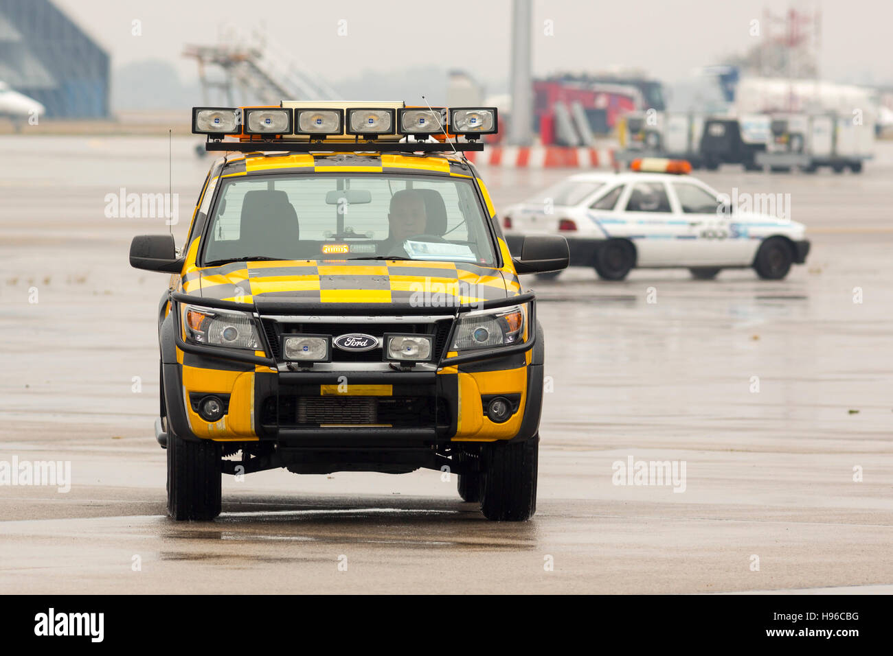 Sofia, Bulgaria - 16 Ottobre 2016: Follow Me auto a Sofia's aeroporto. Foto Stock
