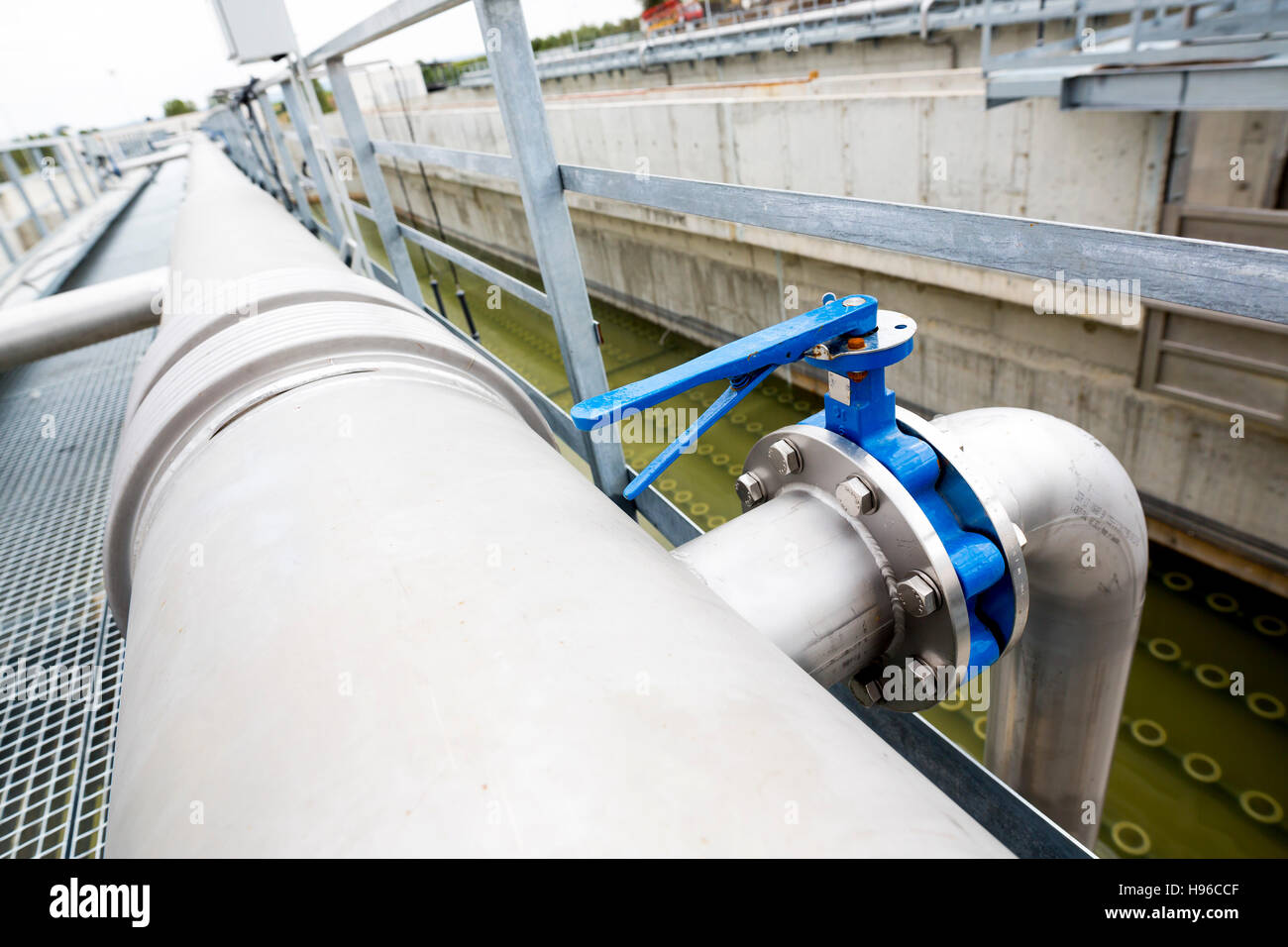 Impianto di trattamento dell'acqua sistema di tubazioni. Urbano moderno impianto di trattamento delle acque reflue. L'acqua di purificazione è il processo di rimozione di sostanze chimiche indesiderabili, sus Foto Stock