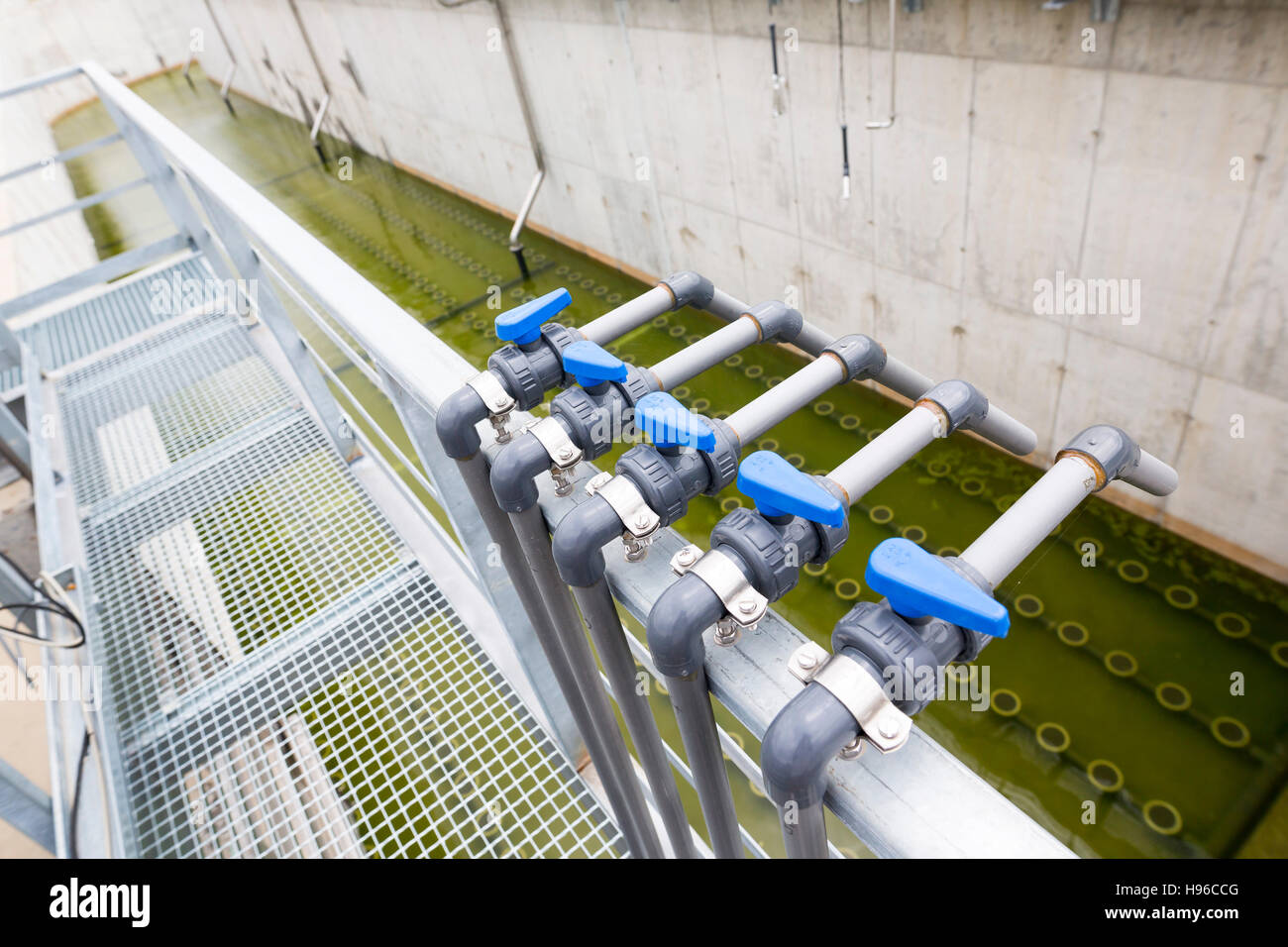 Impianto di trattamento dell'acqua sistema di tubazioni. Urbano moderno impianto di trattamento delle acque reflue. L'acqua di purificazione è il processo di rimozione di sostanze chimiche indesiderabili, sus Foto Stock
