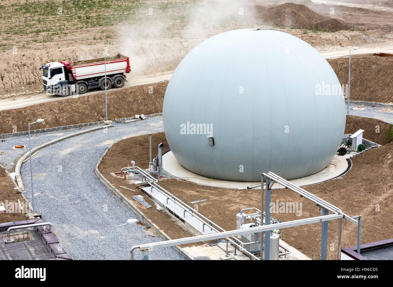 Serbatoio per gas naturale. Olio e impianto di trattamento di gas con i tubi. Gas Gpl storage industriale sfera serbatoio. Il gas naturale è un naturalmente accadendo idrocarburi ga Foto Stock