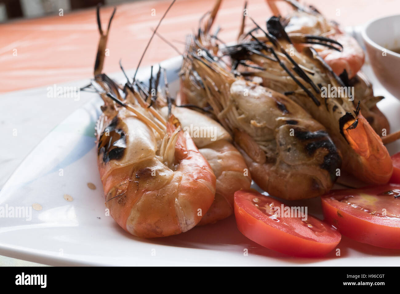 Grigliata di gamberi barbecue di gamberi e salsa piccante Foto Stock