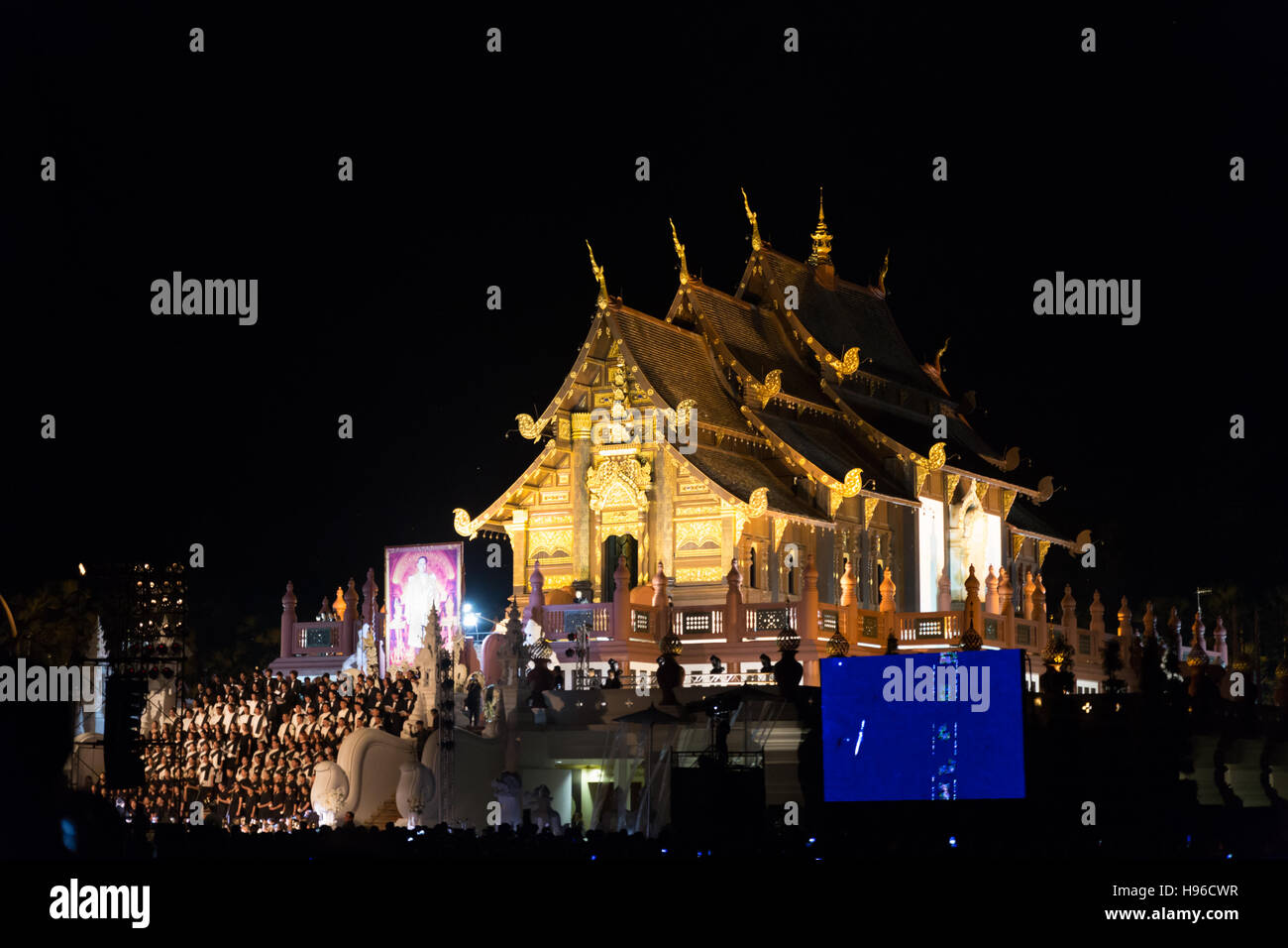 Chiang Mai, Thailandia - 2 Novembre 2016: Thai lutto Tenere candele e pregare per il defunto Re Bhumibol Adulyadej al Royal Park Rajapruek, Chiang Mai, Foto Stock