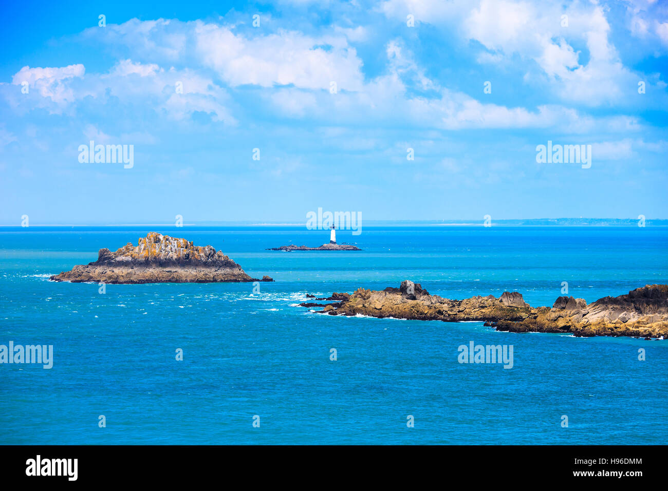 La Bretagna panorama dell'oceano, isola di Landes e Lighthouse Point du Grouin. Baia di Mont Saint Michel entrata. Cancale, Francia Foto Stock