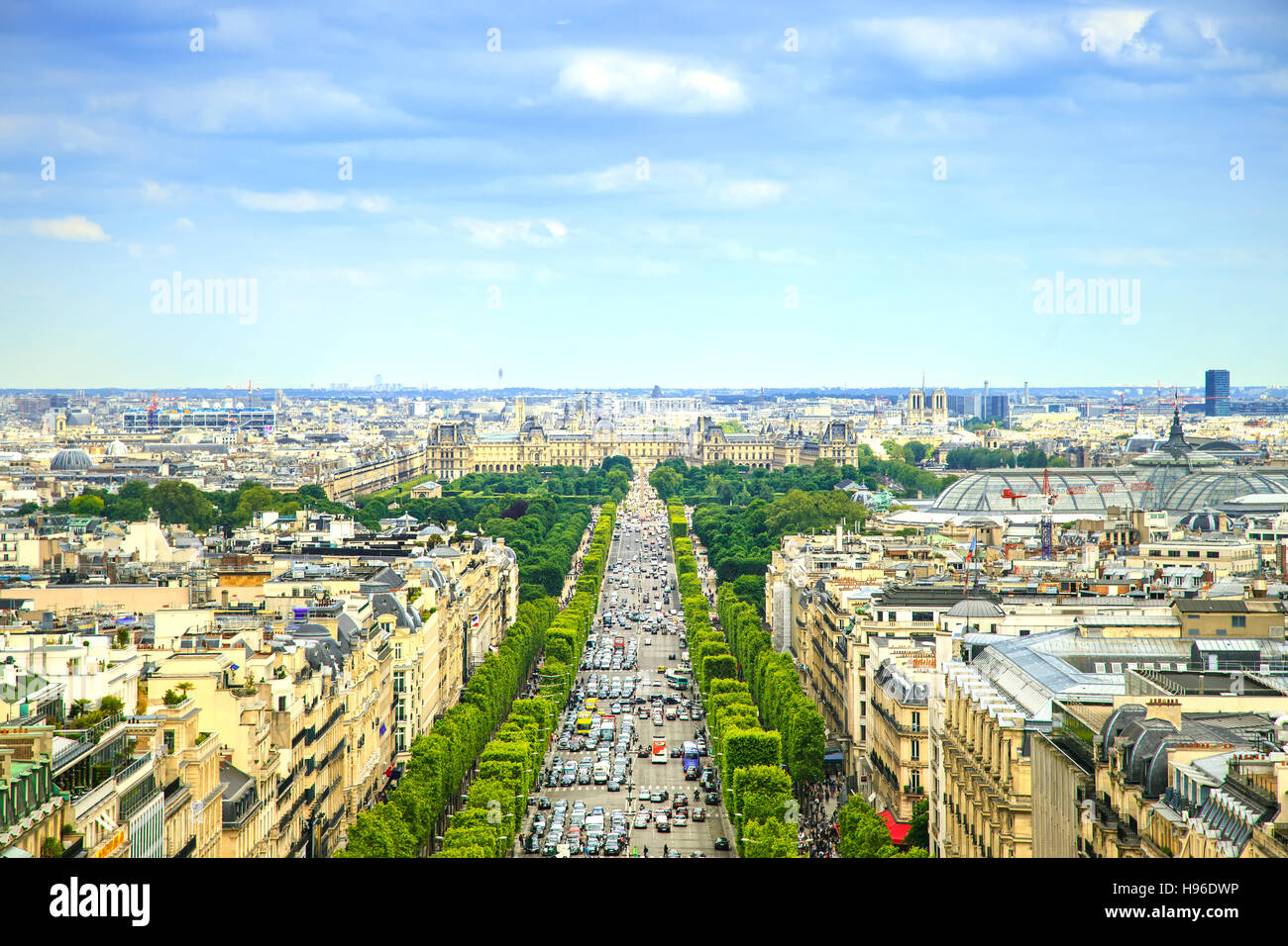 Parigi, panoramica vista aerea del Champs Elysees boulevard. In Francia, in Europa. Foto Stock