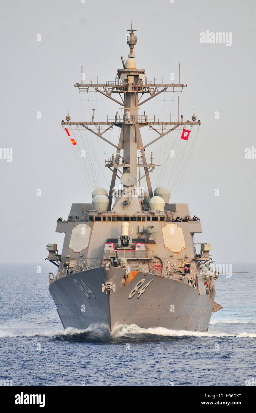 L'USN Ticonderoga-class guidato-missile destroyer USS Bulkeley cuoce a vapore in corso Giugno 12, 2011 nel Golfo di Aden. Foto Stock