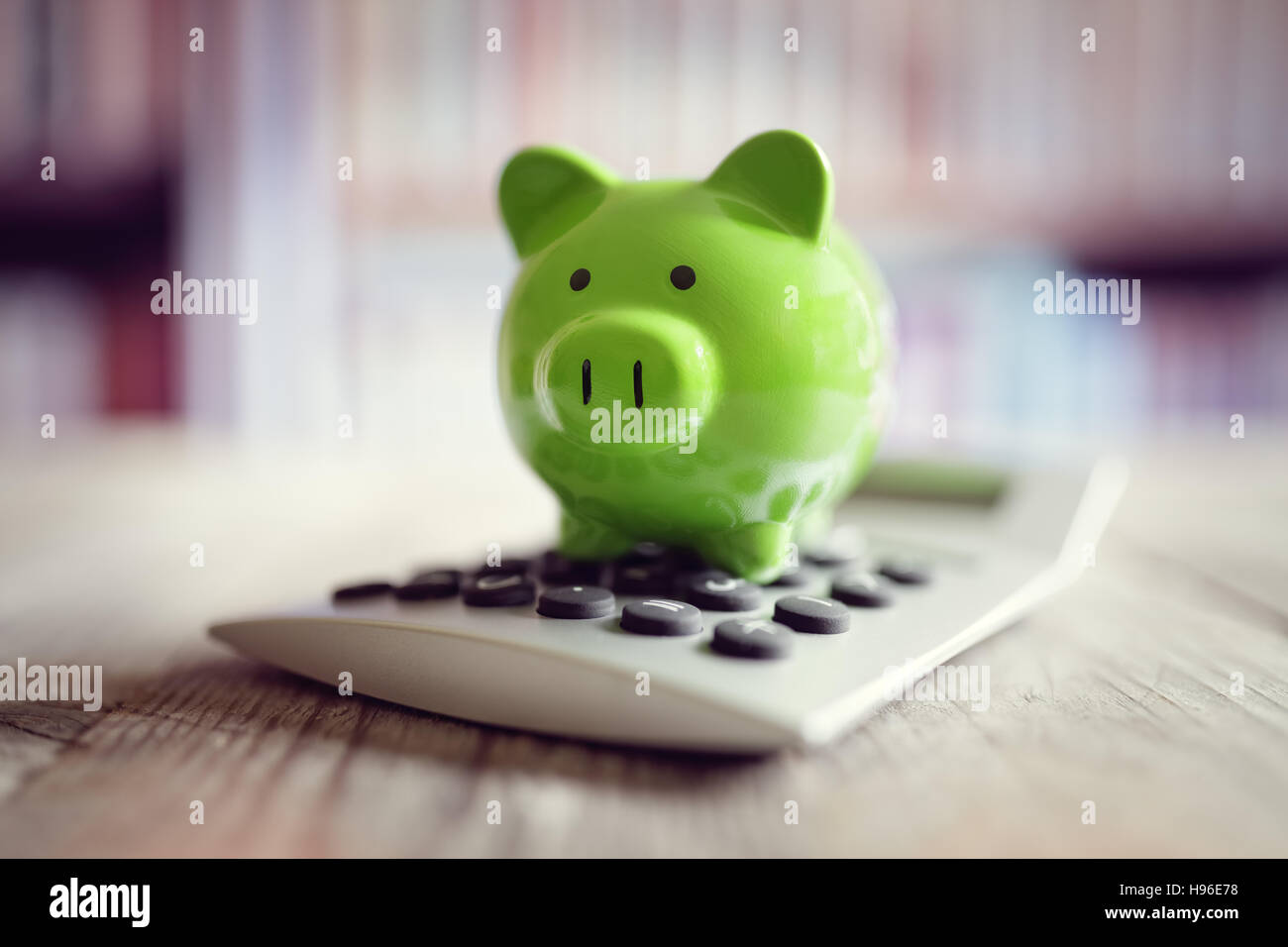 Salvadanaio con la calcolatrice Foto Stock