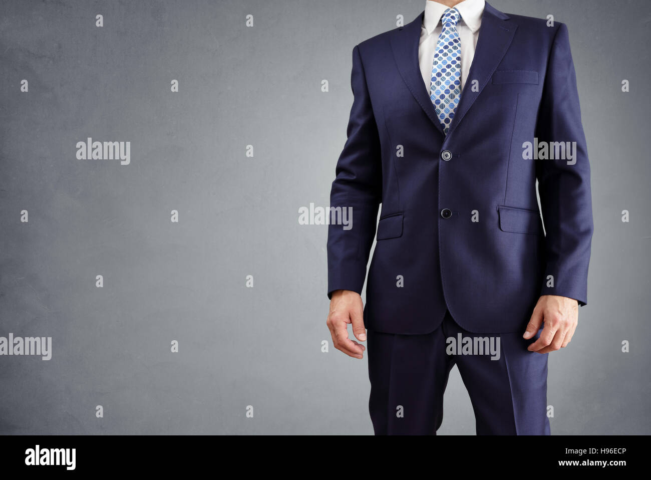 Imprenditore in un vestito isolato su sfondo grigio Foto Stock