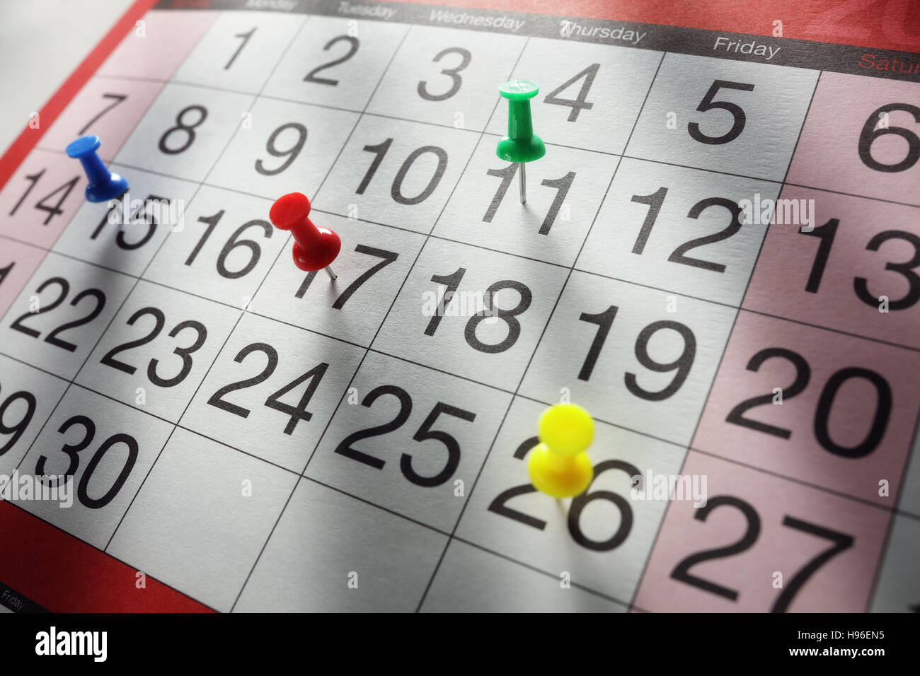 Puntina nel concetto di calendario per occupato, nomina e promemoria della riunione Foto Stock