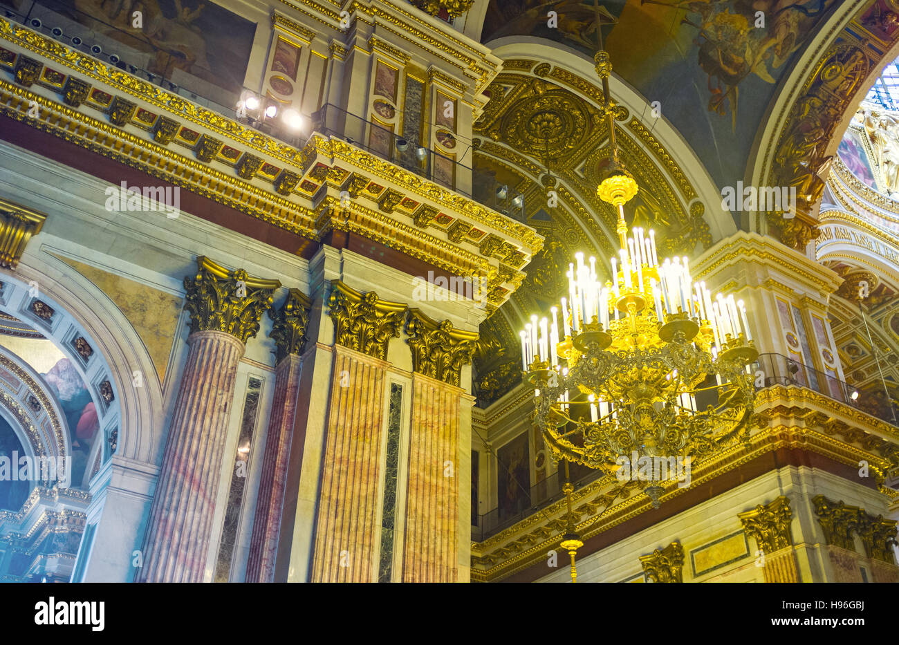 La massiccia lampadario e riccamente decorato le pareti della St Isaac con pietra, dipinto e scolpito elementi dorati Foto Stock
