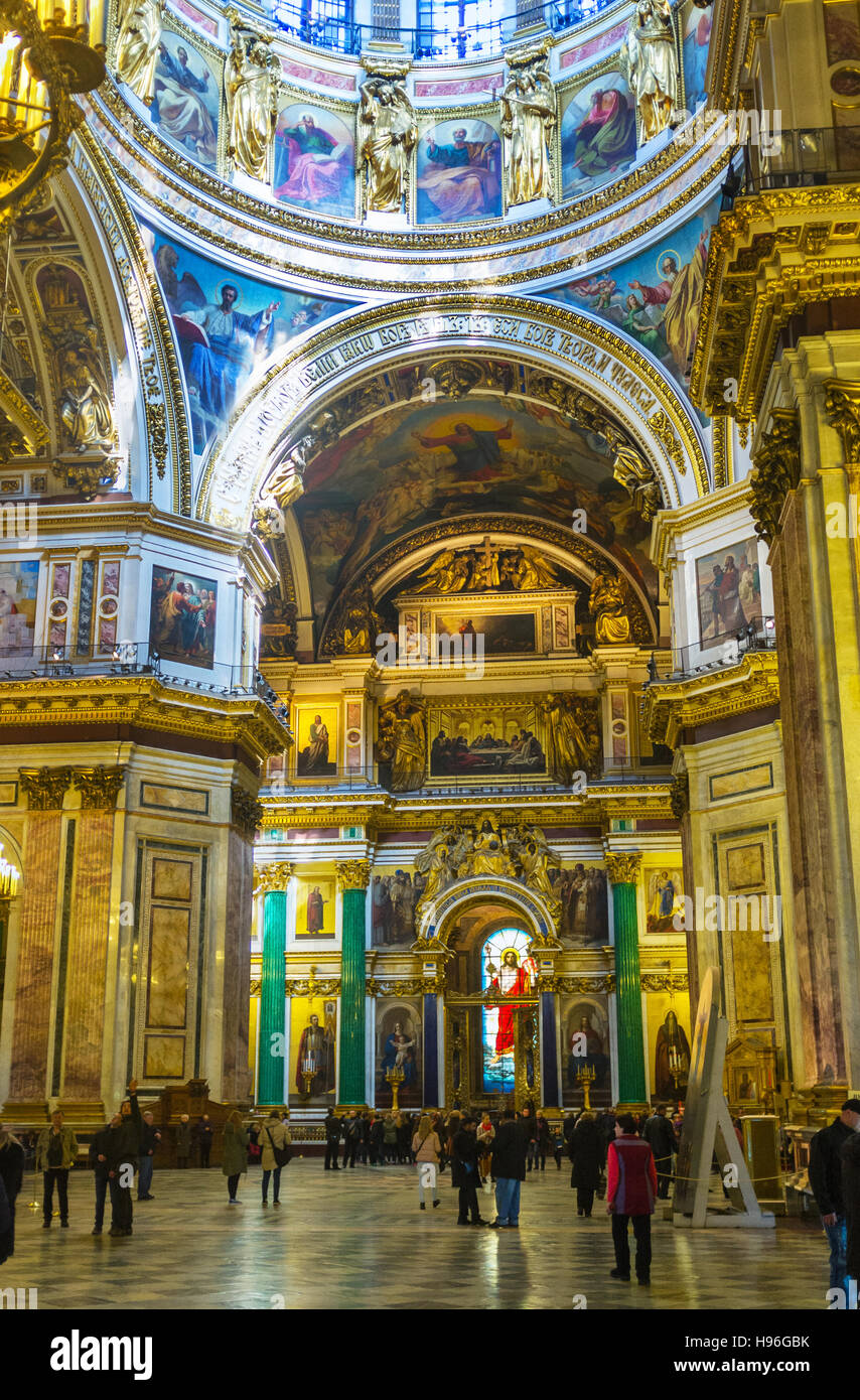 Il ricco interno di San Isacco cattedrale, uno dei più imponenti monumenti della Federazione capitale imperiale Foto Stock