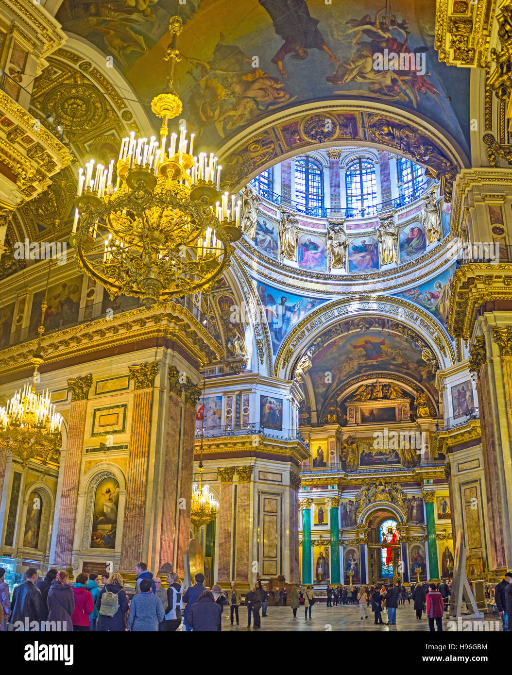 La St Isaac è uno dei più imponenti oggetti religiosi in Russia Foto Stock