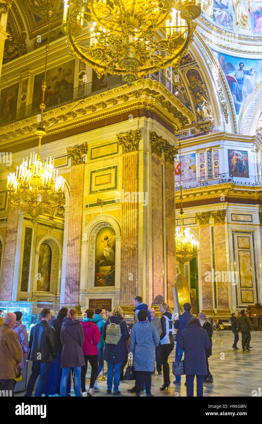 I turisti provenienti da tutto il mondo visitano San Isaac ed ammirare la sua bellezza Foto Stock