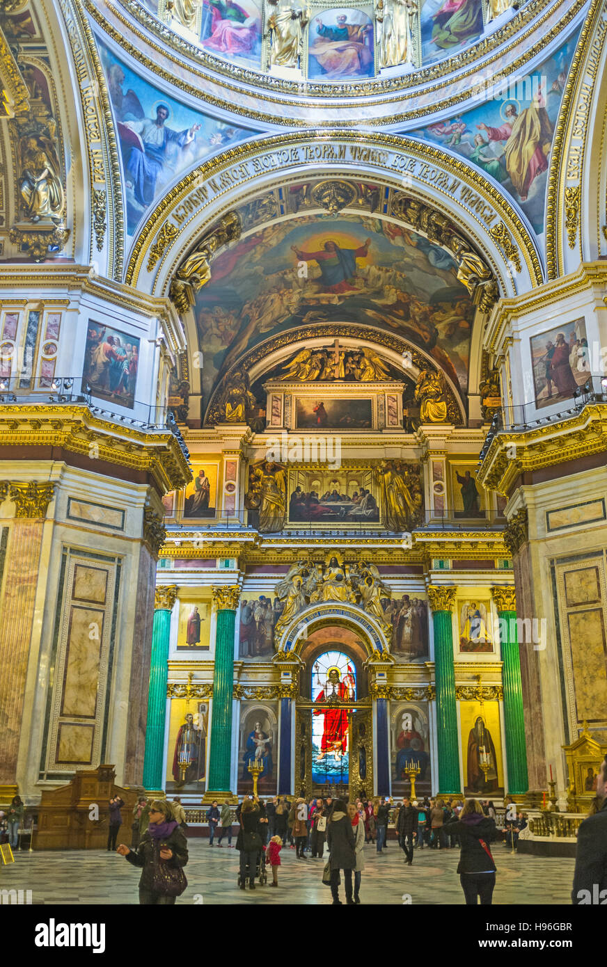 La splendida iconostasi di St Isaac con preziosi malachite e lazurite colonne e sculture dorate, modelli intagliato Foto Stock