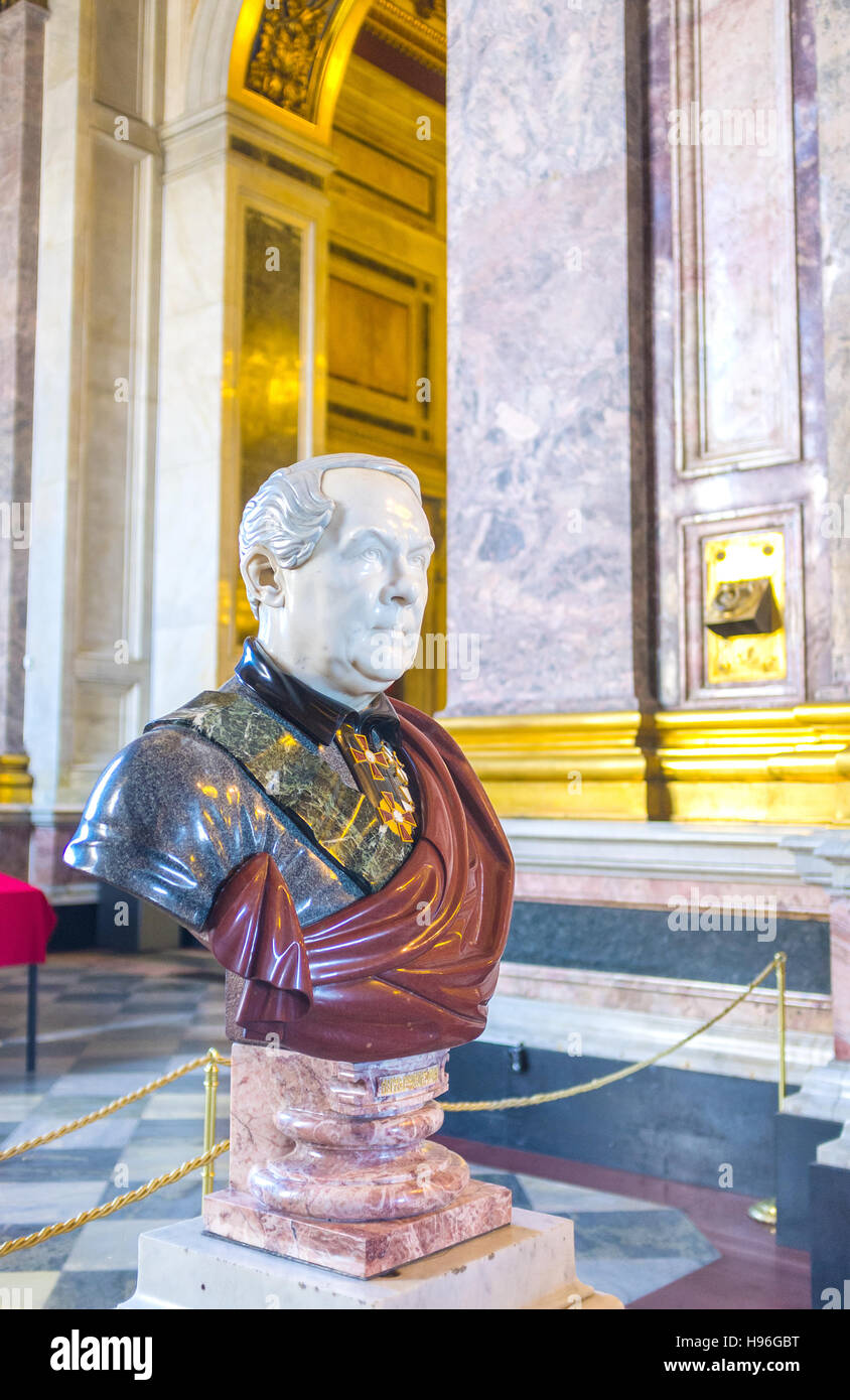 Il busto di San Isacco Cattedrale' architector Auguste de Montferrand, creato da diversi tipi di pietra e si erge nella preghiera Foto Stock