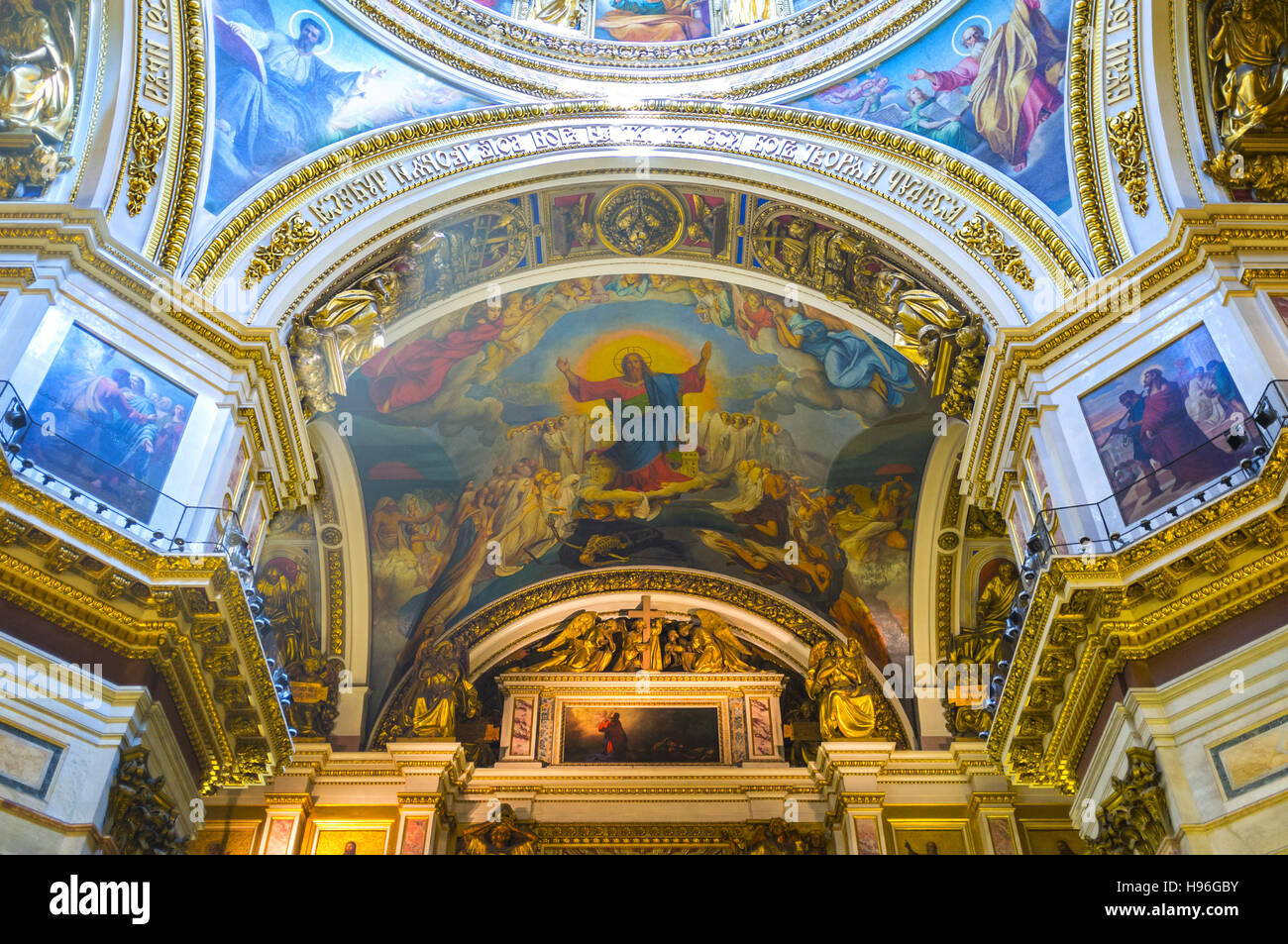 Gli splendidi interni ricchi di St Isaac include dipinti e icone in mosaico, rivestimento pareti e soffitto Foto Stock