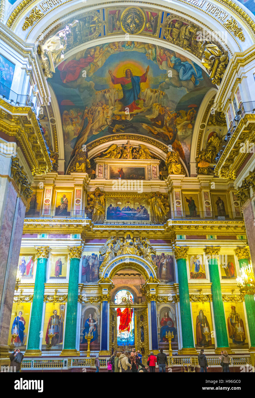 La St Isaac è uno dei più famosi punti di riferimento in città con interni unici, ricco di capolavori di arte Foto Stock
