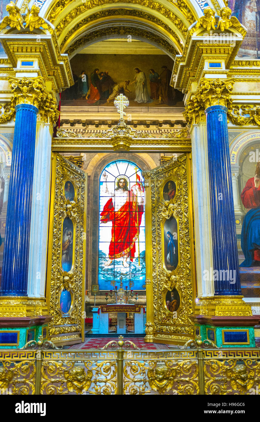 L'altare di San Isaac decorate con la vetrata raffigurante Gesù Cristo, benedizione adoratori di Foto Stock