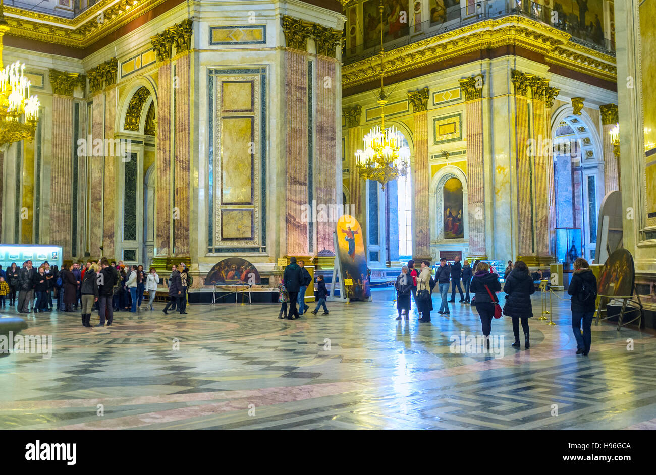 La sala da preghiera di San Isacco Cattedrale con le colorate Pareti di pietra e il pavimento ricoperto con modelli Foto Stock