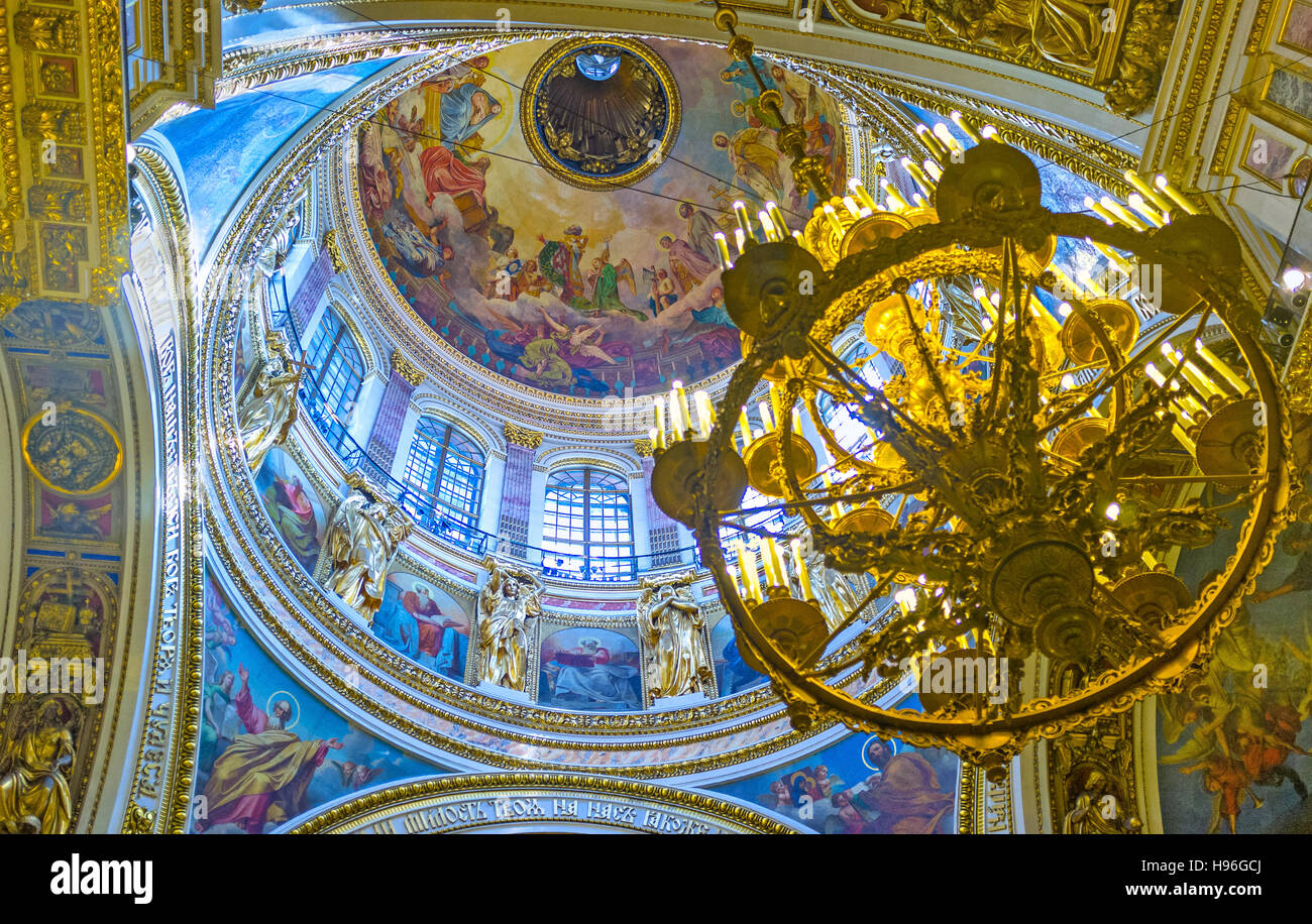 La sorprendente grande cupola di San Isacco cattedrale, decorata con affreschi, disegni dorati e sculture Foto Stock