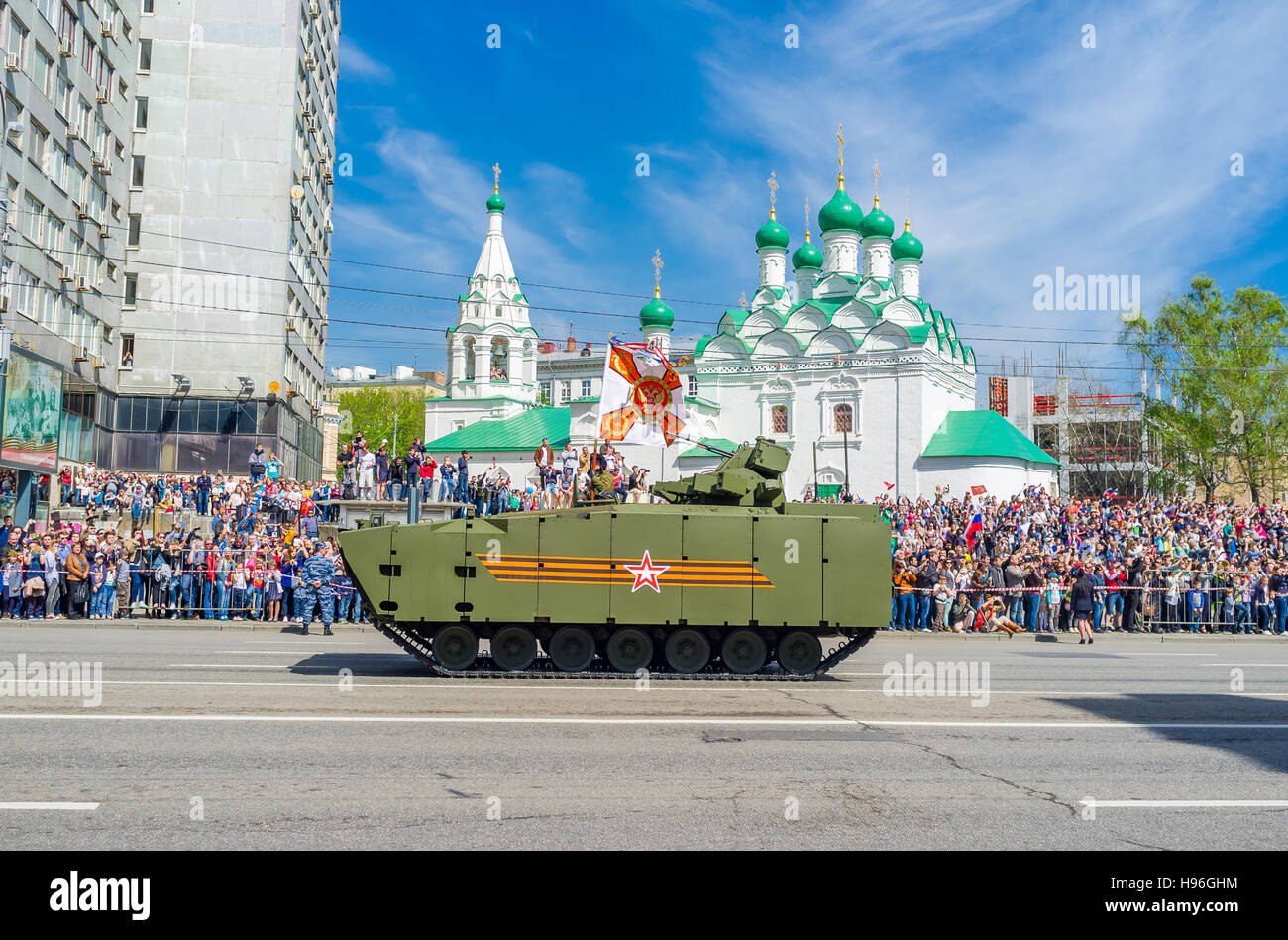Il Kurganets-25 cingolato piattaforma modulare sulla vittoria in parata del giorno a Noviy Arbat street Foto Stock