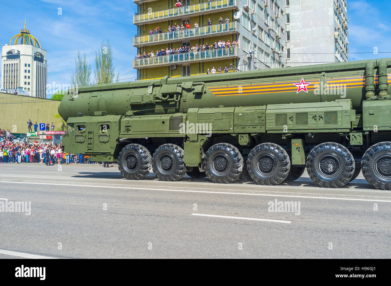 La RS-24 Anno arma termonucleare intercontinental missile balistico in sfilata Foto Stock