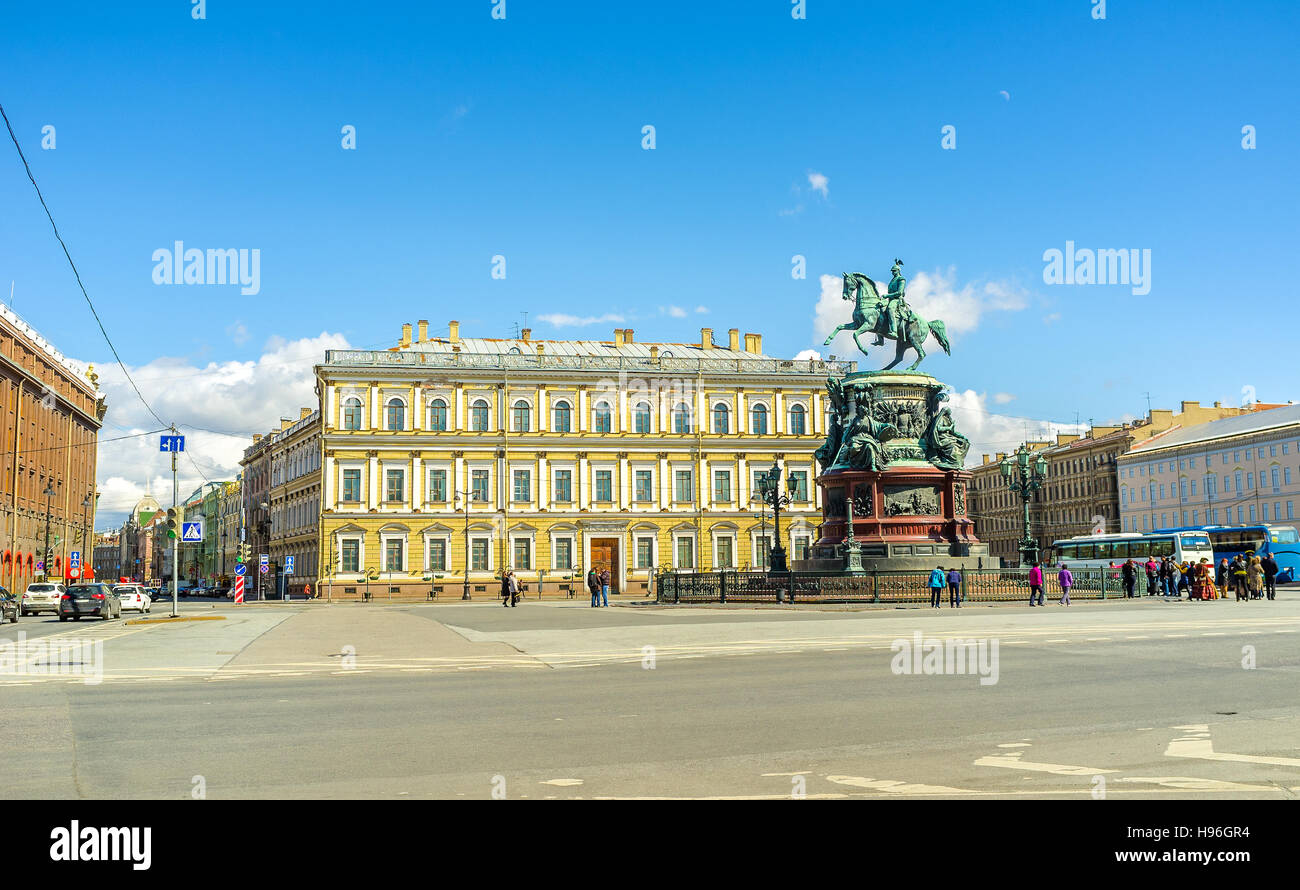 Il monumento dello zar Nicola I, si trova in St Isaac's Square, con il neoclassico edificio dell Istituto Vavilov Foto Stock
