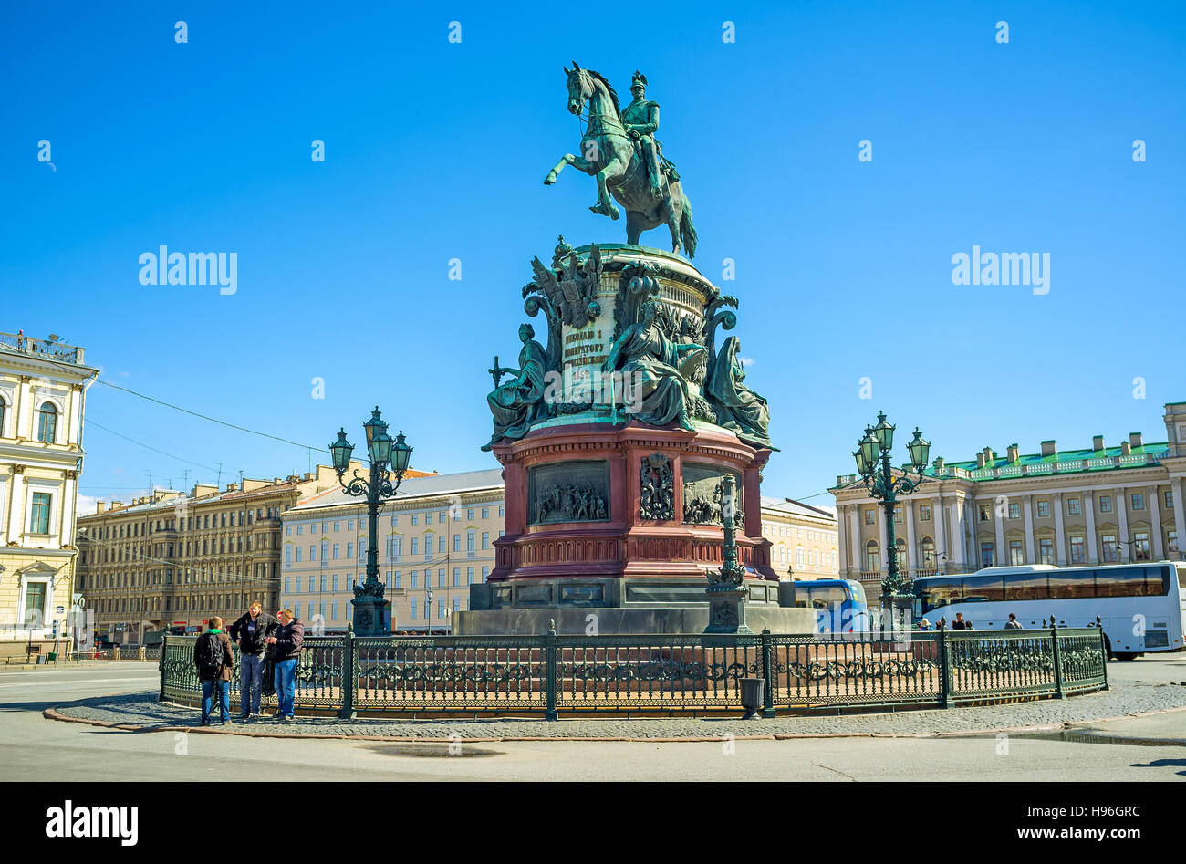 Il neo-barocco il monumento in bronzo di Nicola I, si trova in St Isaac's Square, raffigura lo zar come il potente figura militare Foto Stock