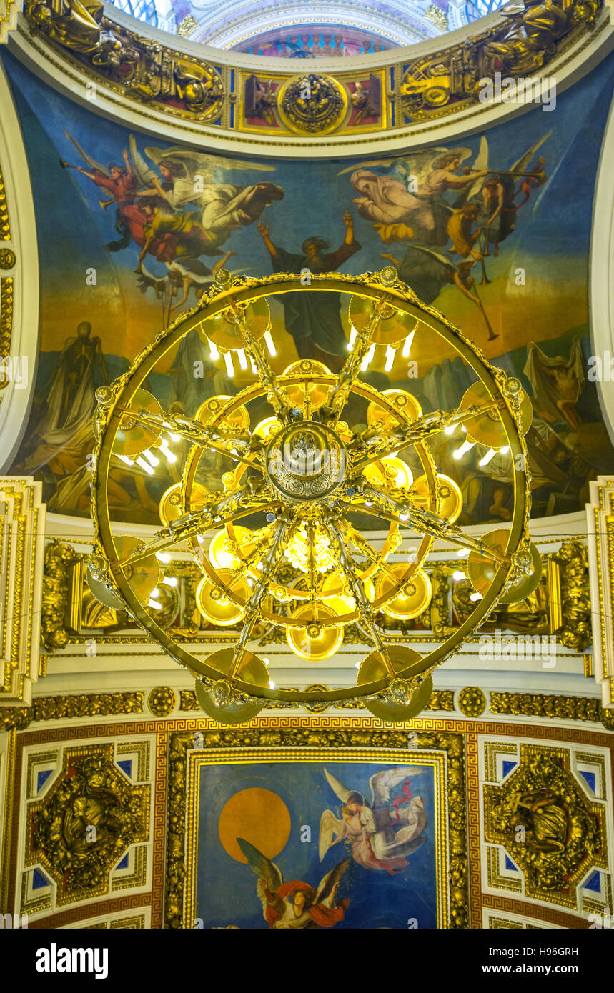 Il lampadario e il soffitto dipinto di San Isacco cattedrale, raffiguranti scene della Sacra Bibbia Foto Stock