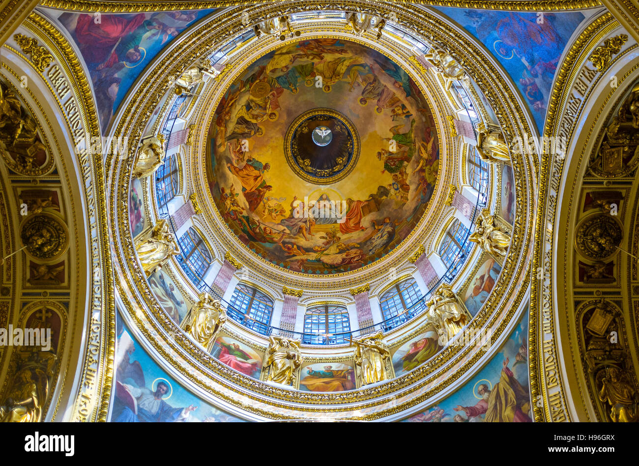 La grande cupola di San Isacco Cattedrale con lo Spirito Santo al centro, circondato da icone di dipinti e sculture di Santi Foto Stock