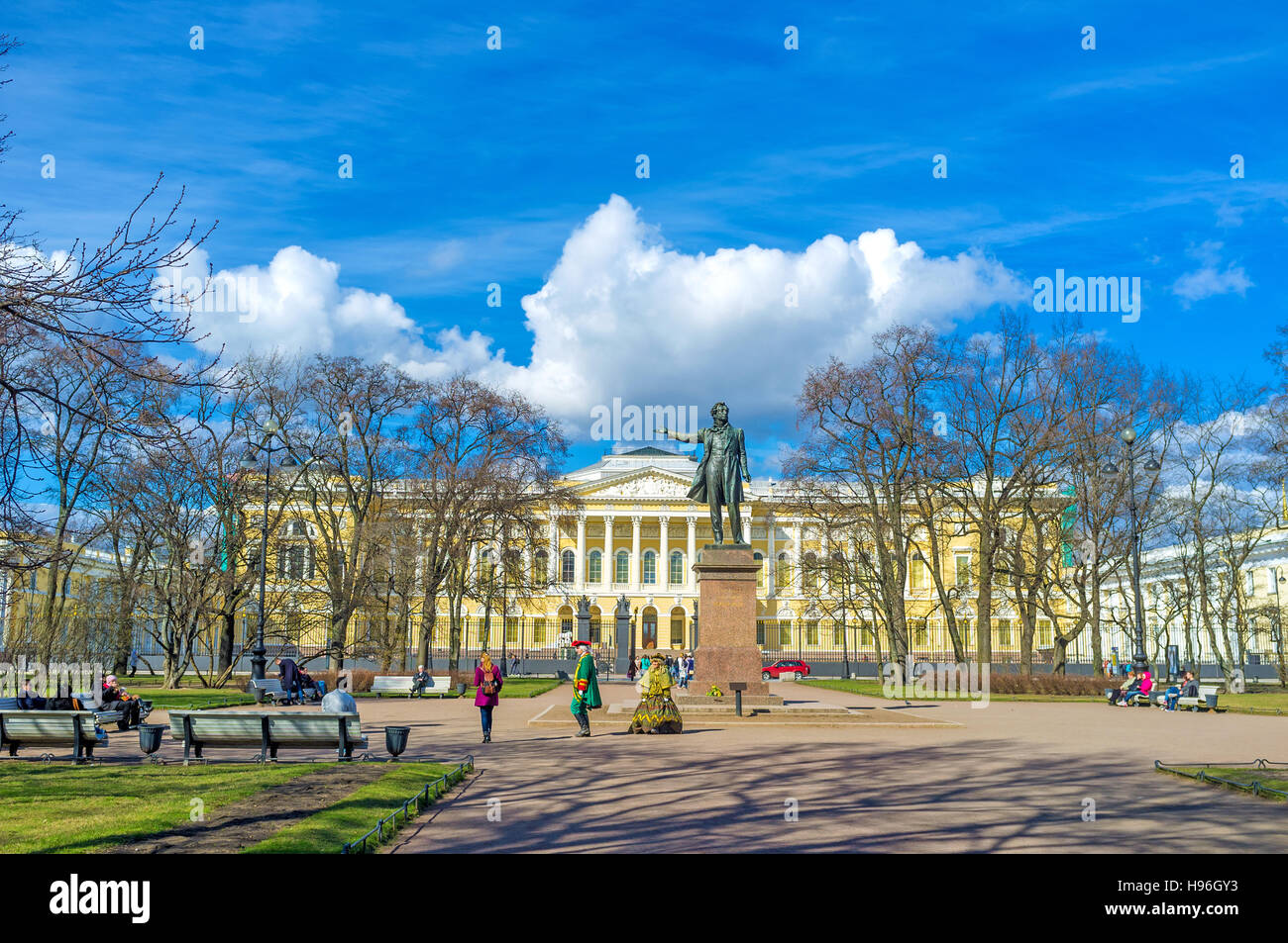 Il monumento in bronzo a Alexander Pushkin, situato in Piazza delle Arti a La facciata del Museo Russo Statale Foto Stock