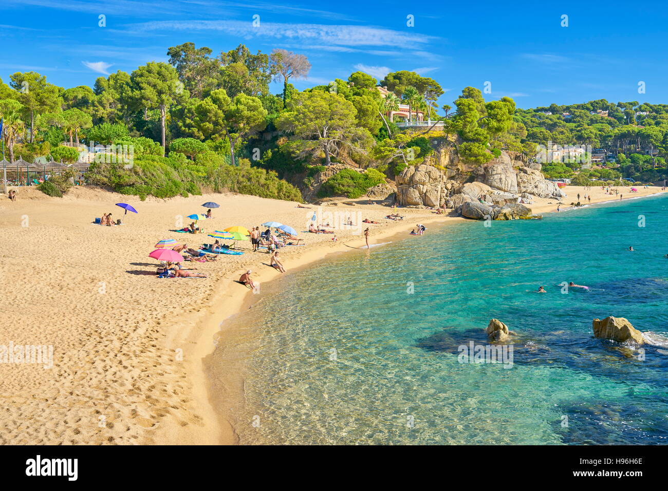 Sulla spiaggia della Costa Brava, la Catalogna, Spagna Foto Stock