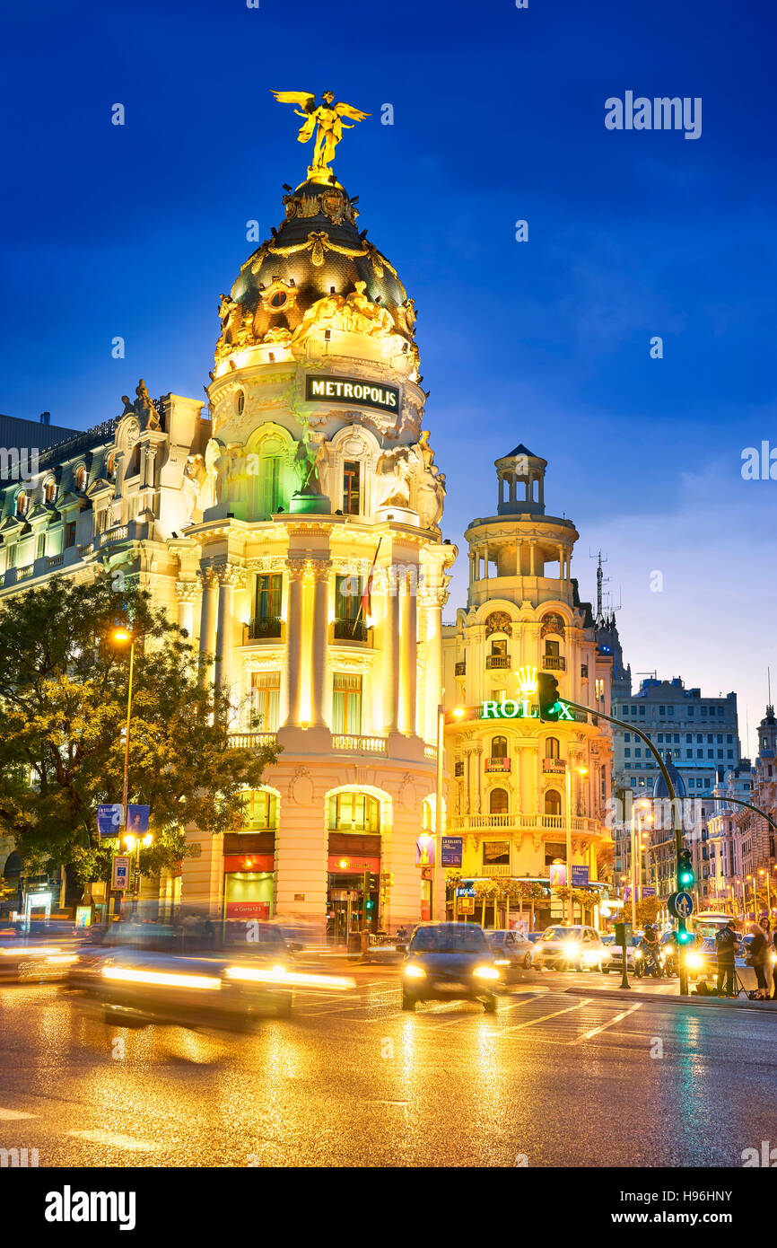 Il Metropolis edificio a sera, Gran Via, Madrid, Spagna Foto Stock