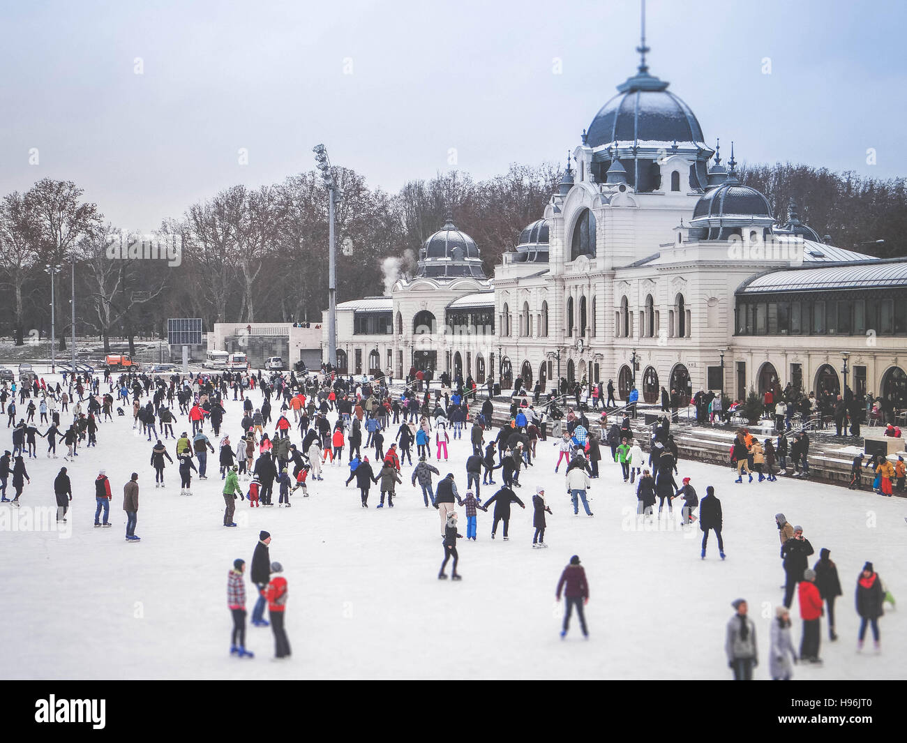 IceSkaters in City Park pista di pattinaggio su ghiaccio su dicembre a Budapest Foto Stock