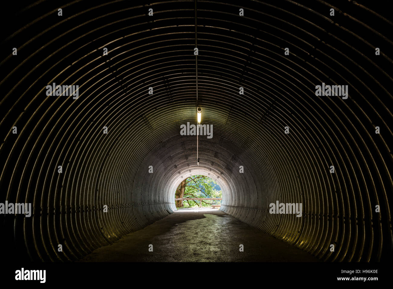 Tunnel che conduce alla natura vicino Staubbach Falls, Svizzera Foto Stock