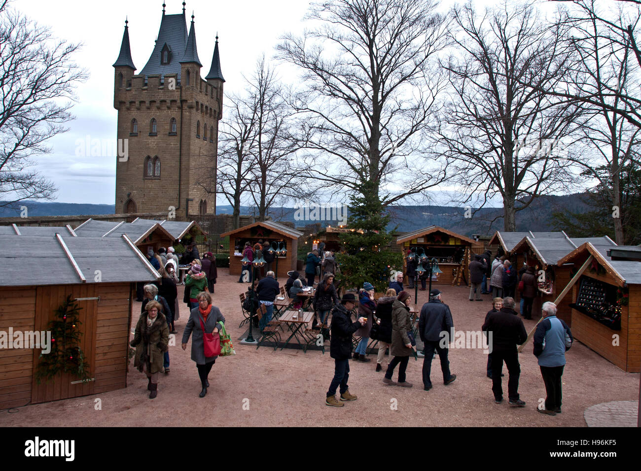 Mercato di Natale, Castello Hohenzollern, Hechingen Germania, holiday shoppers che stanno curiosando craftsmens stand allestito nel cortile del Foto Stock