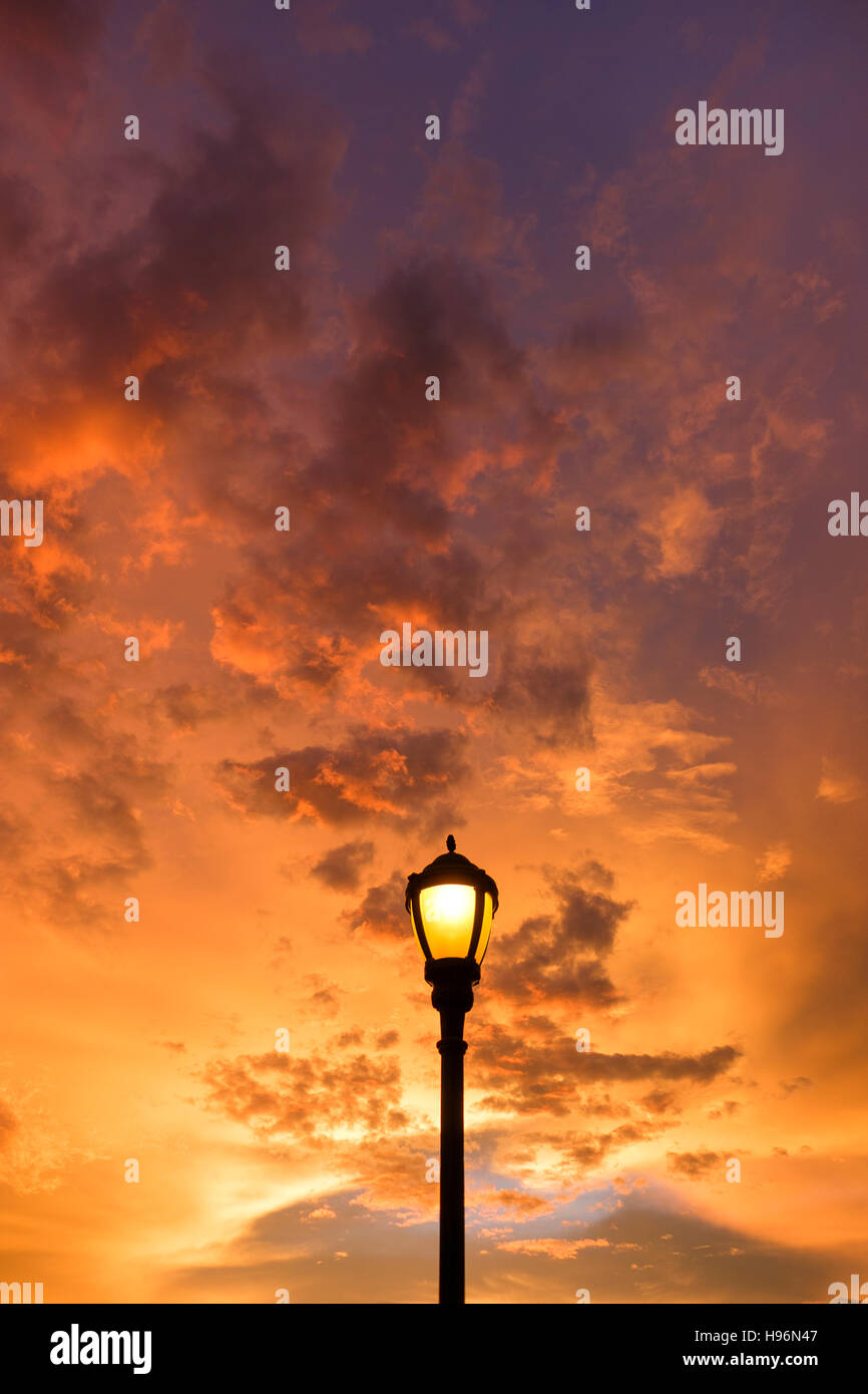 Tramonto spettacolare Sky con lampada posta in primo piano Foto Stock