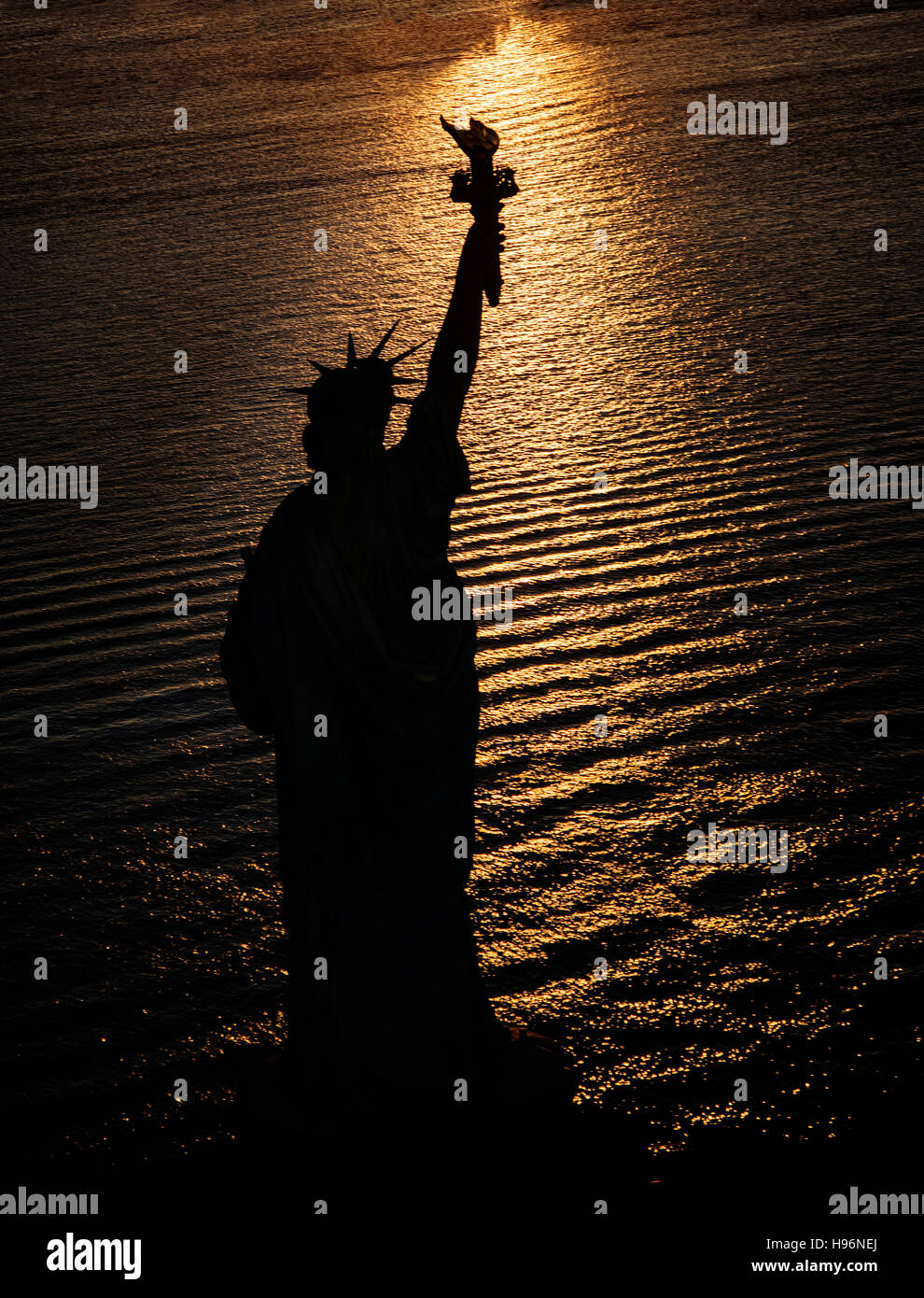 Stati Uniti d'America, nello Stato di New York, New York City, Silhouette della statua della libertà di sunrise Foto Stock