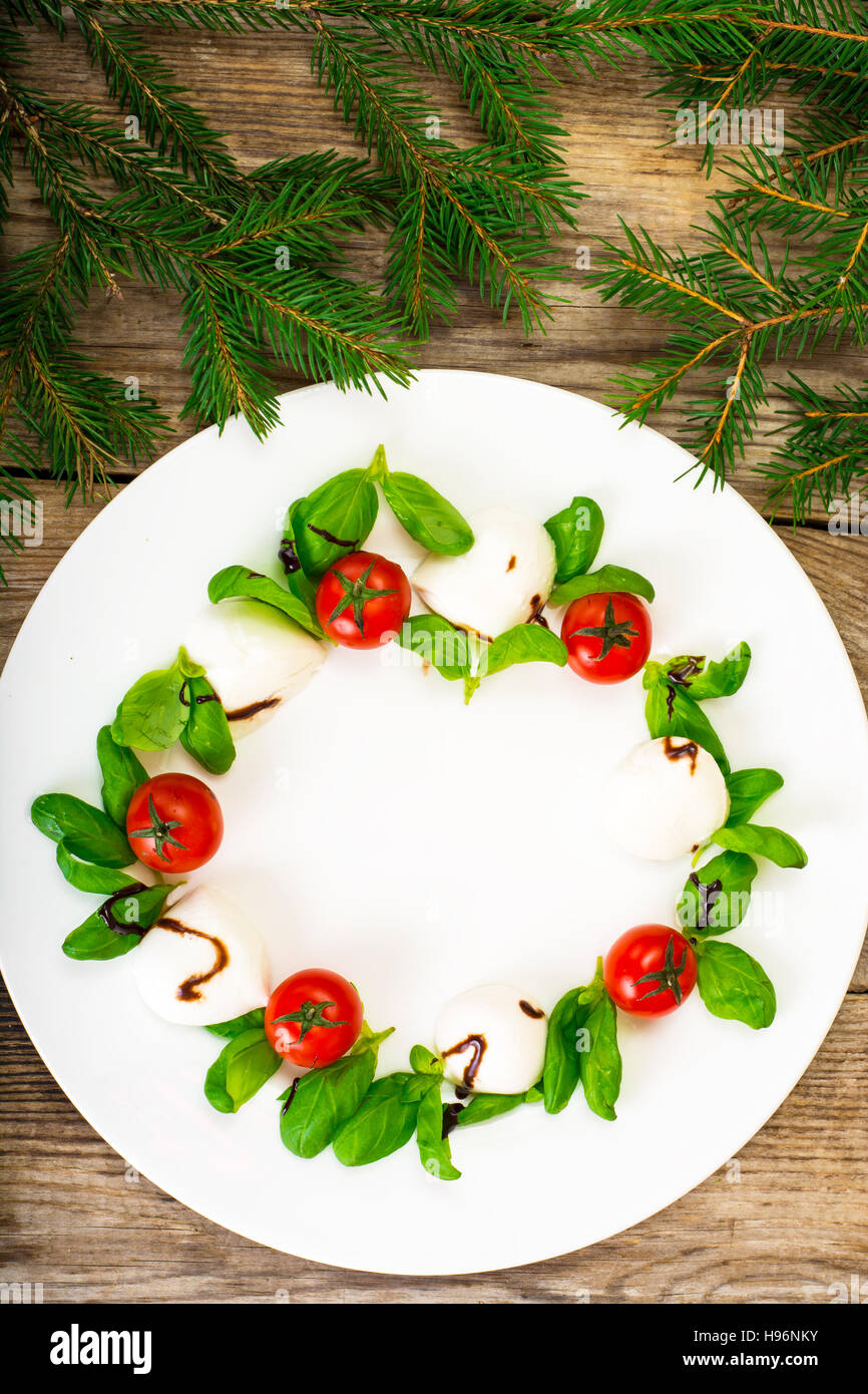 Ghirlanda di Natale insalata caprese antipasto di festa su una piastra  bianca. Foto Studio Foto stock - Alamy