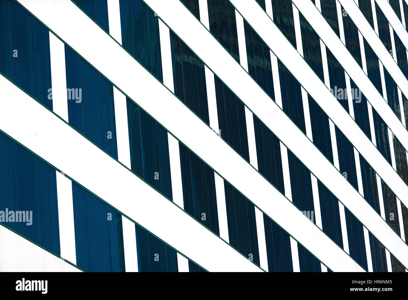 Stati Uniti d'America, nello Stato di New York, New York City, e moderno grattacielo Foto Stock