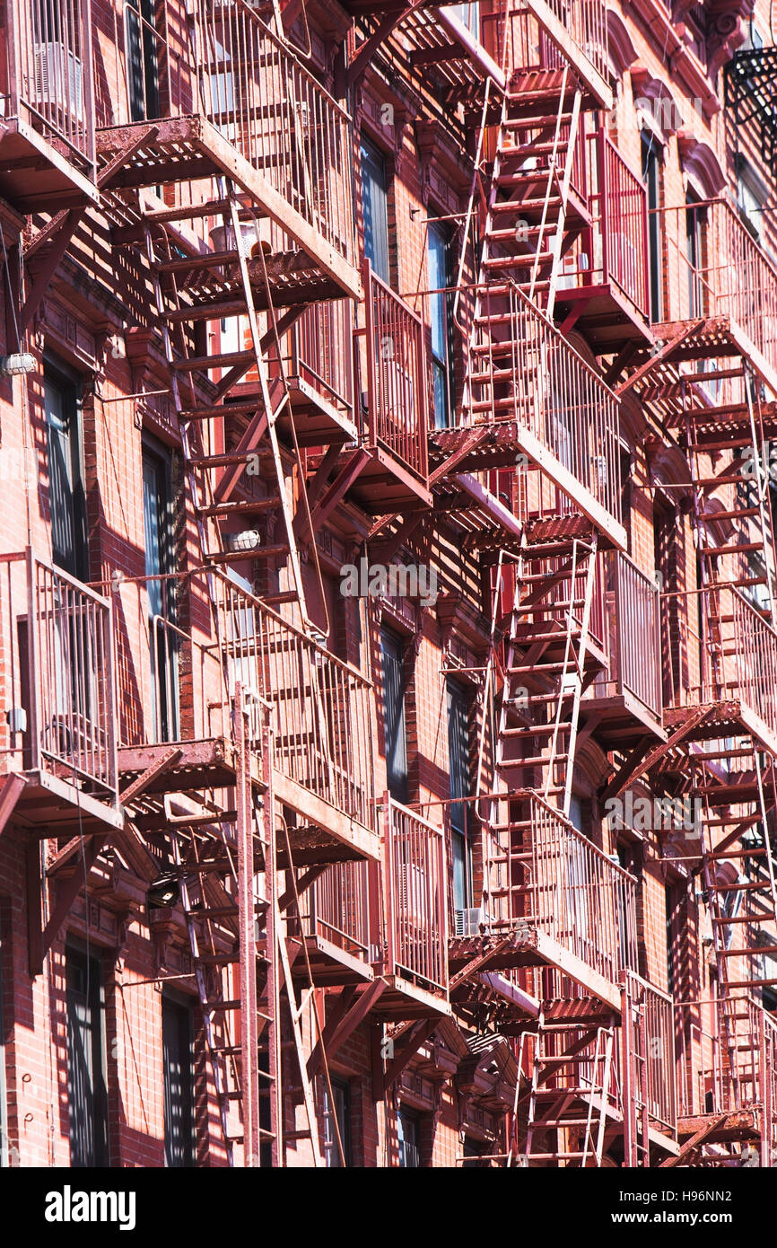 Stati Uniti d'America, nello Stato di New York, New York City, Fuoco sfugge sulla facciata di edificio Foto Stock