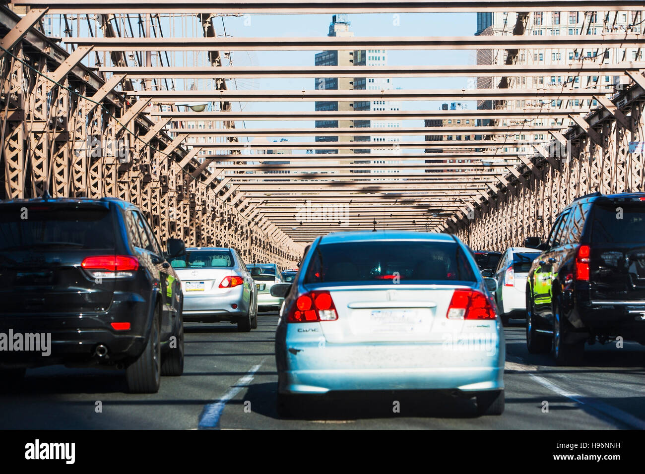 Stati Uniti d'America, nello Stato di New York, New York City, il traffico sul ponte di Brooklyn Foto Stock