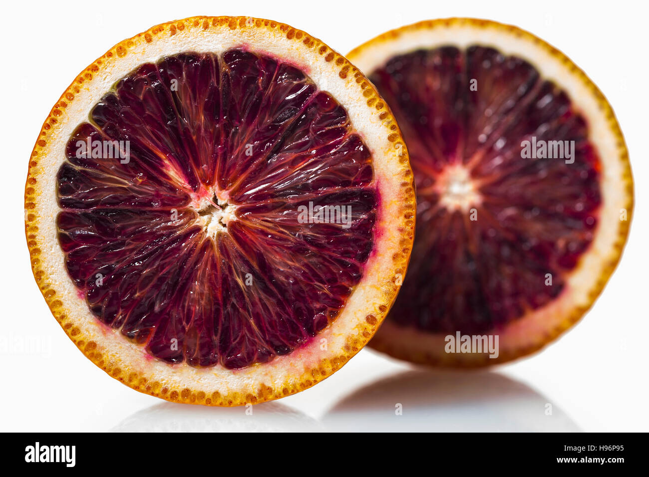 Due metà di colore arancione-rosso contro lo sfondo bianco Foto Stock