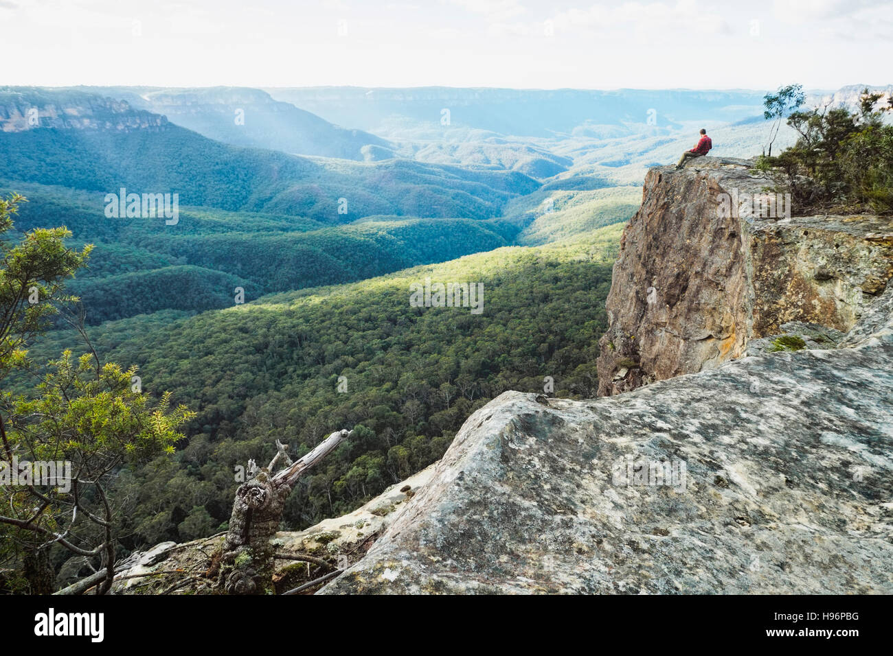 Australia, Nuovo Galles del Sud, collo stretto Penisola, Katoomba, uomo guardando a vista in montagne blu Foto Stock