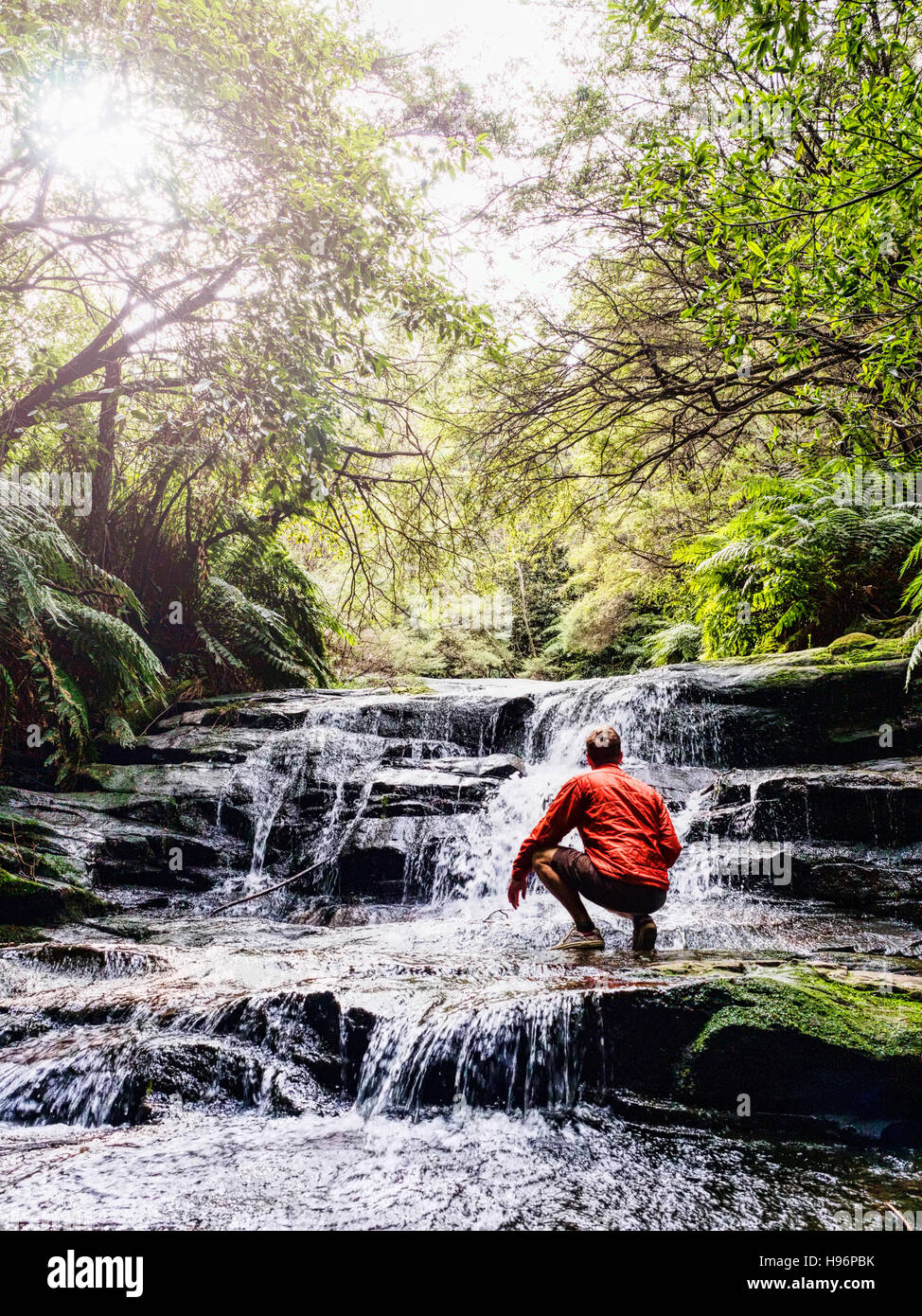 Australia, Nuovo Galles del Sud, Katoomba, uomo guadare in Leura cascata Foto Stock
