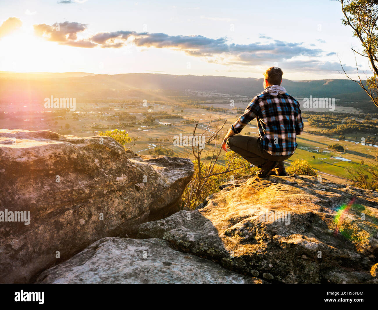 Australia, Nuovo Galles del Sud, un uomo guarda il panorama sul Monte di York Foto Stock