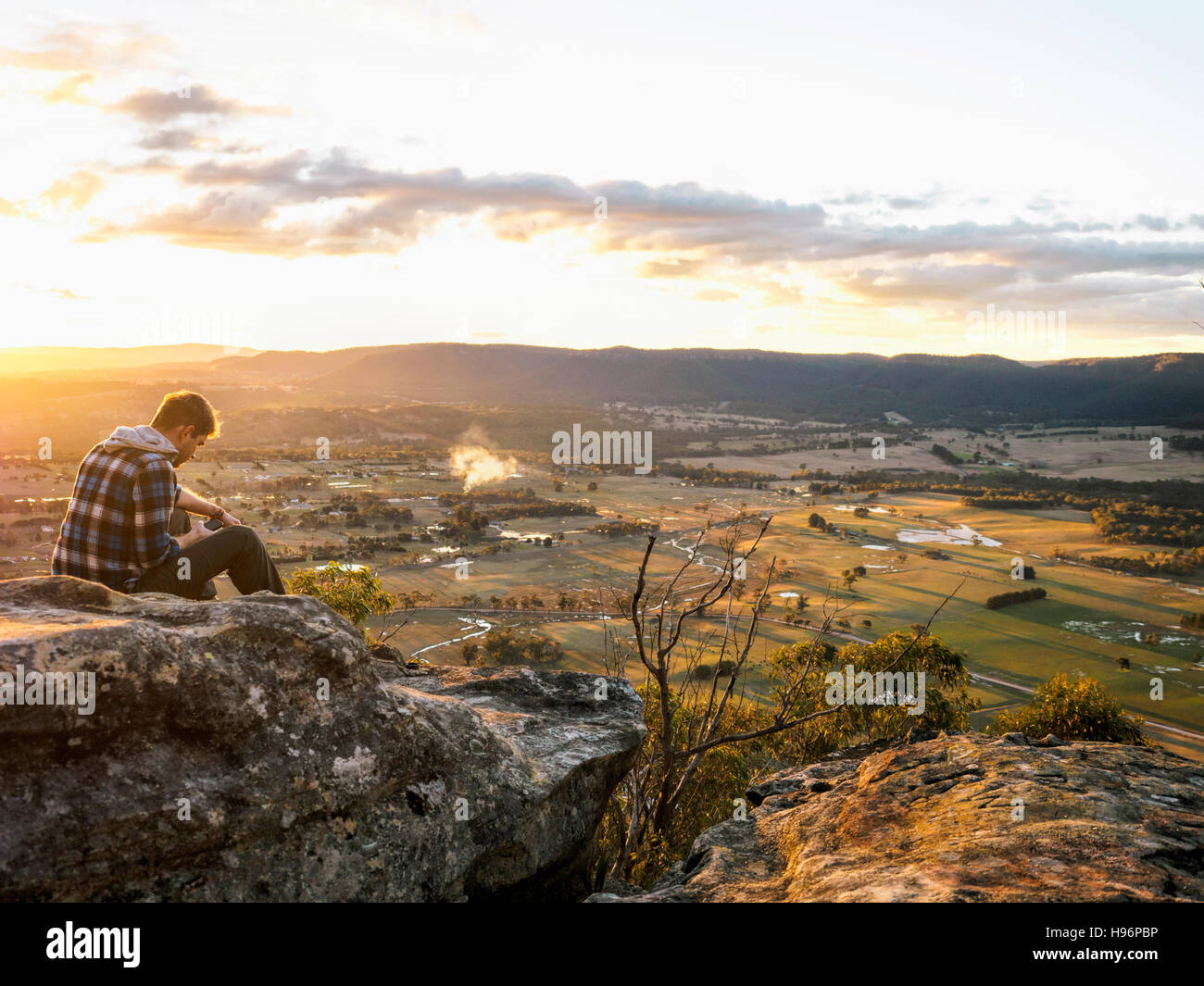 Australia, Nuovo Galles del Sud, un uomo guarda il panorama sul Monte di York Foto Stock
