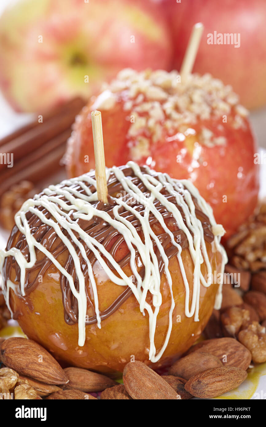 Apple in caramella decorata con cioccolato e dadi Foto Stock